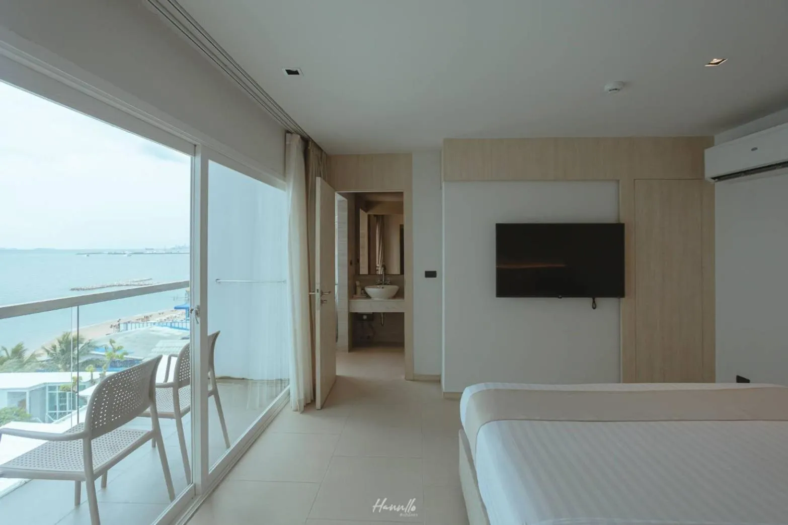 TV and multimedia, Bed in Worita Cove Hotel