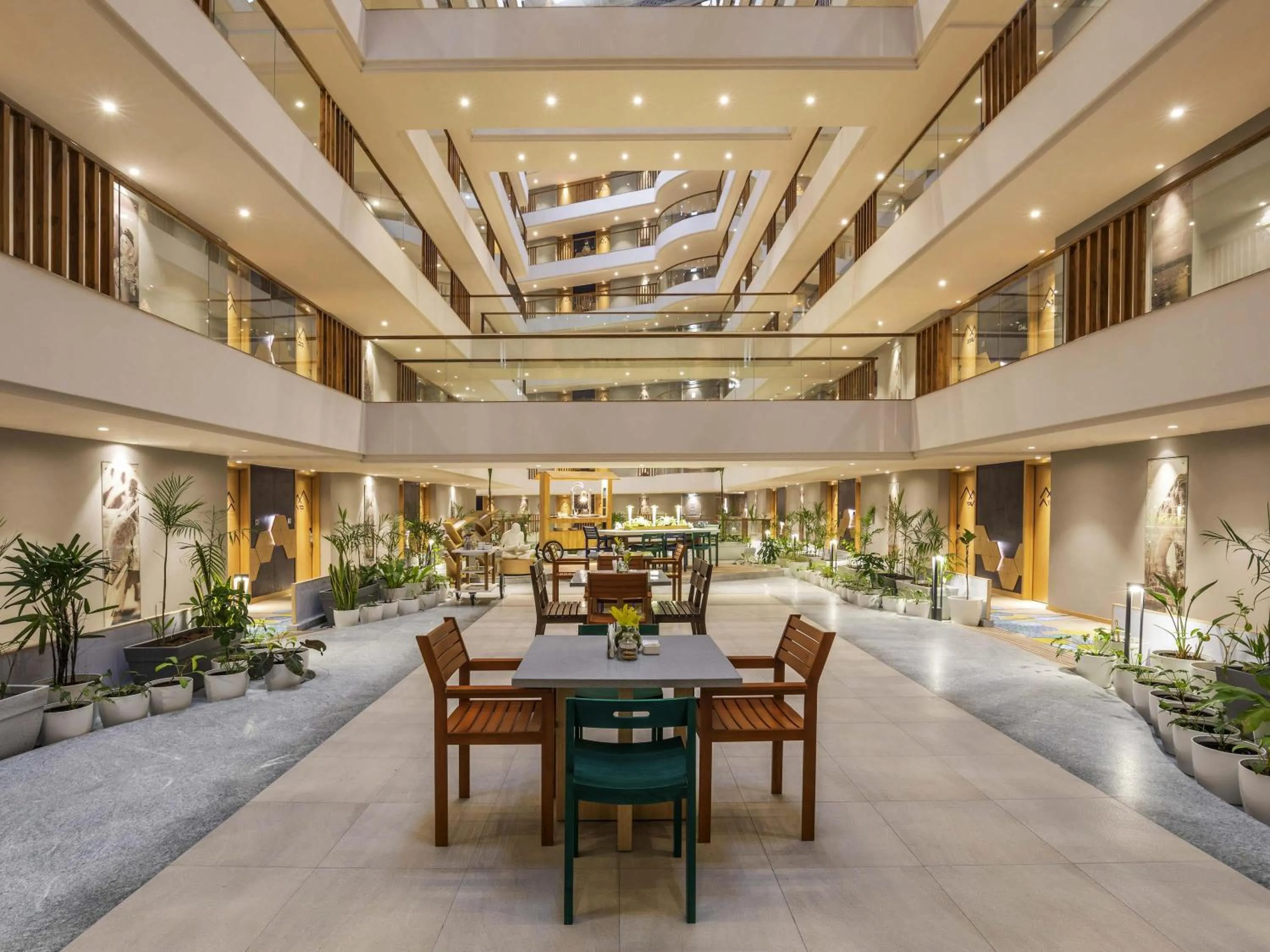 Restaurant/places to eat in Novotel Vijayawada Varun