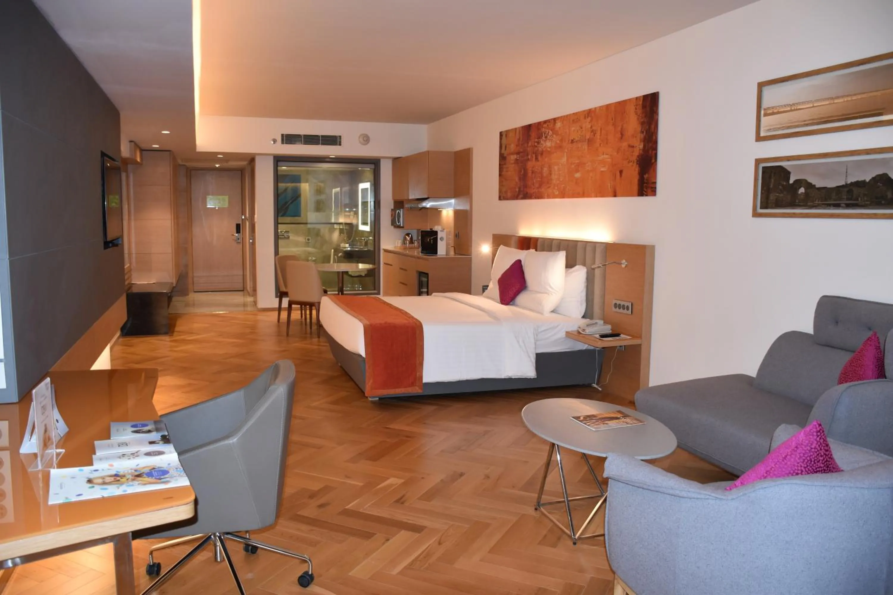 Photo of the whole room, Bed in Novotel Vijayawada Varun