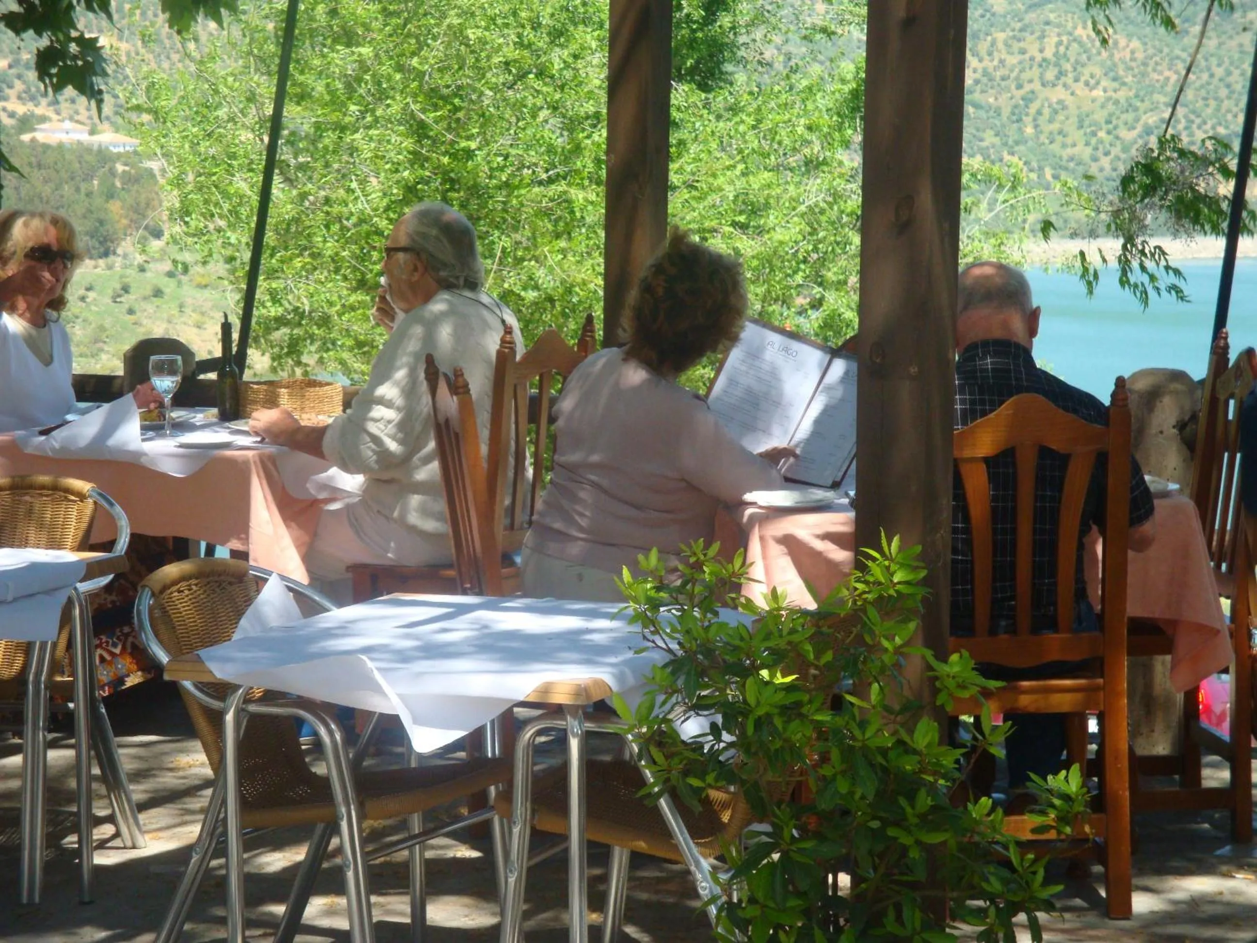 Restaurant/places to eat in Al Lago