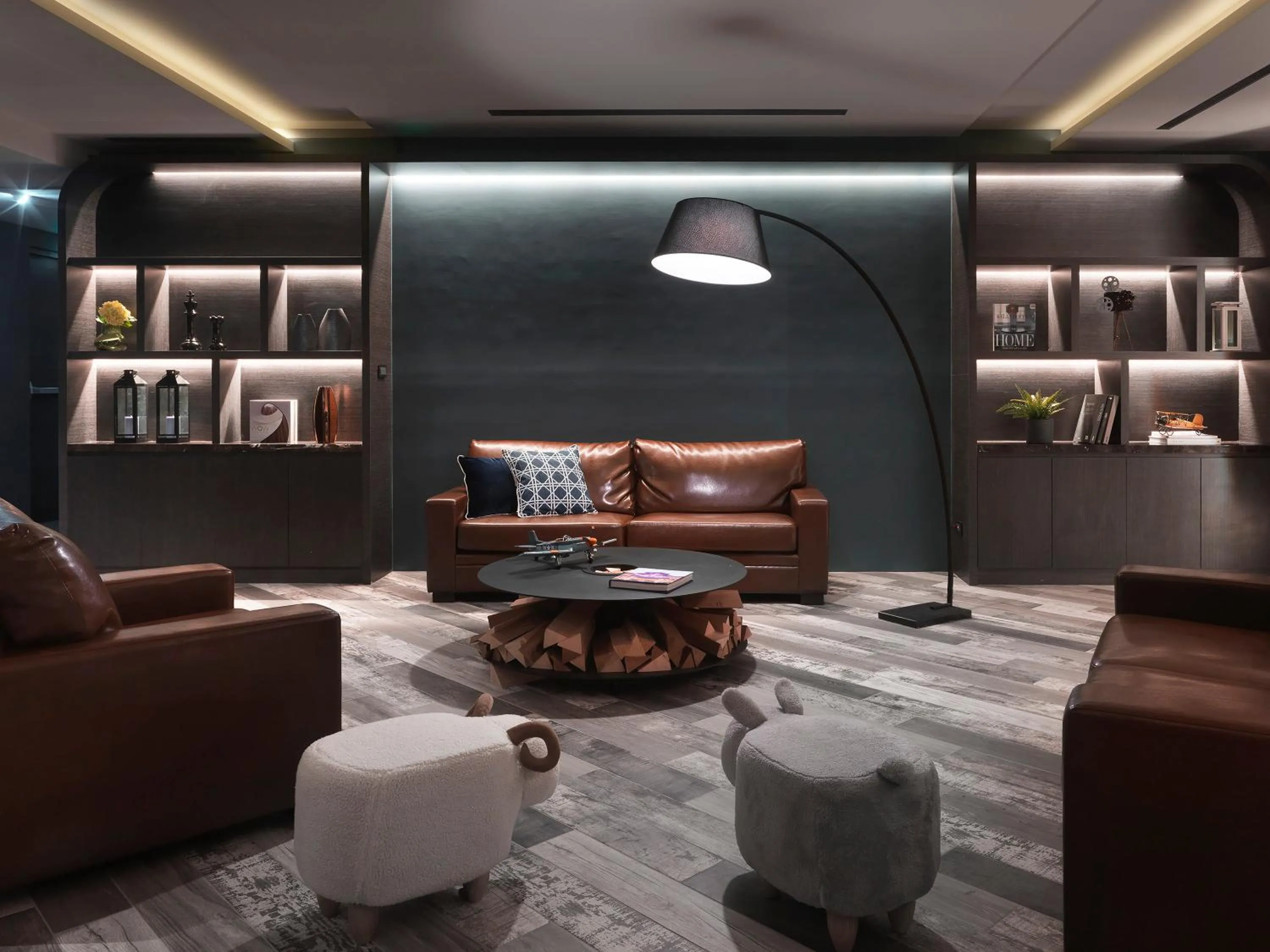 Communal lounge/ TV room in Explore Hotel