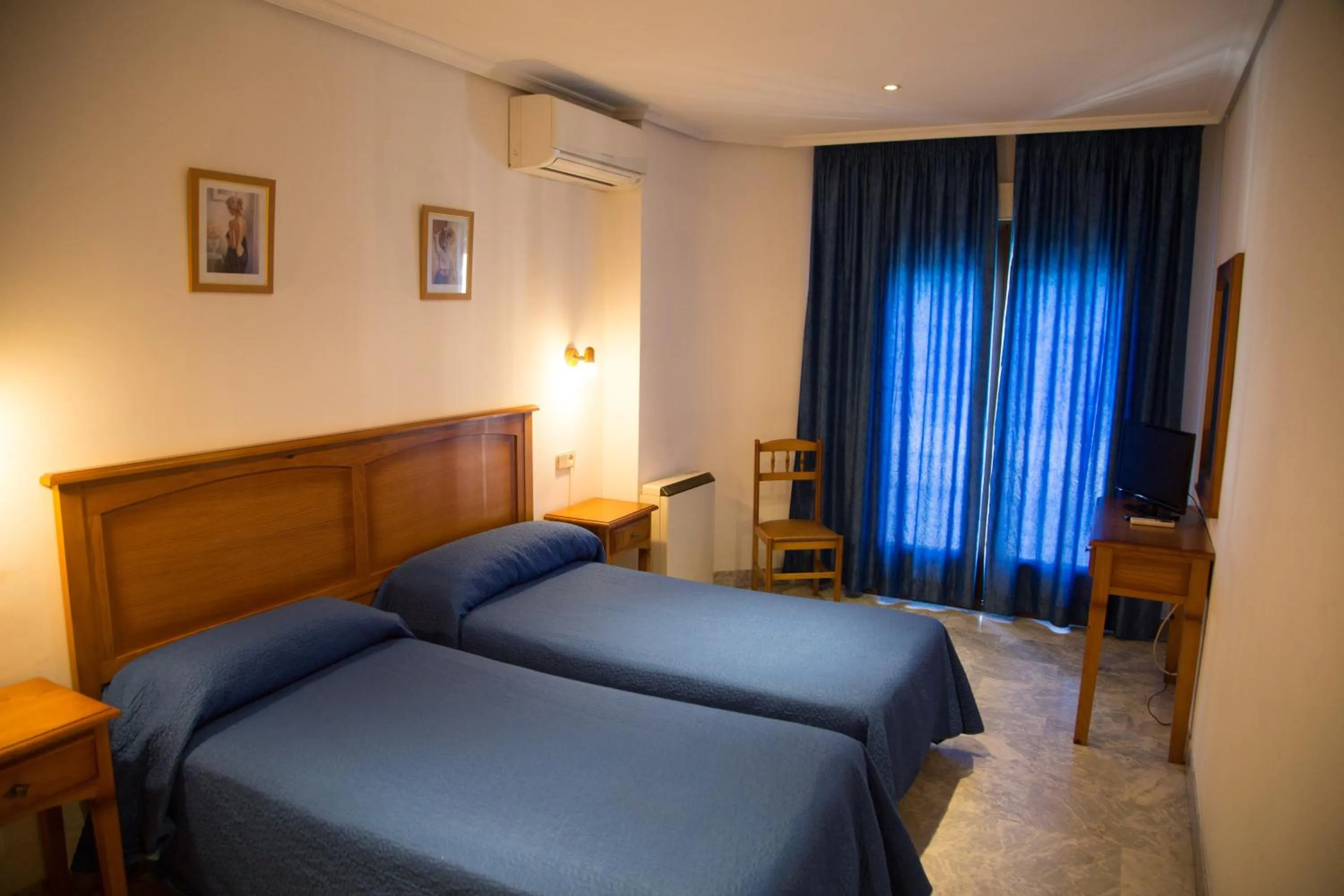 Double or Twin Room - single occupancy in Hostal Acuario