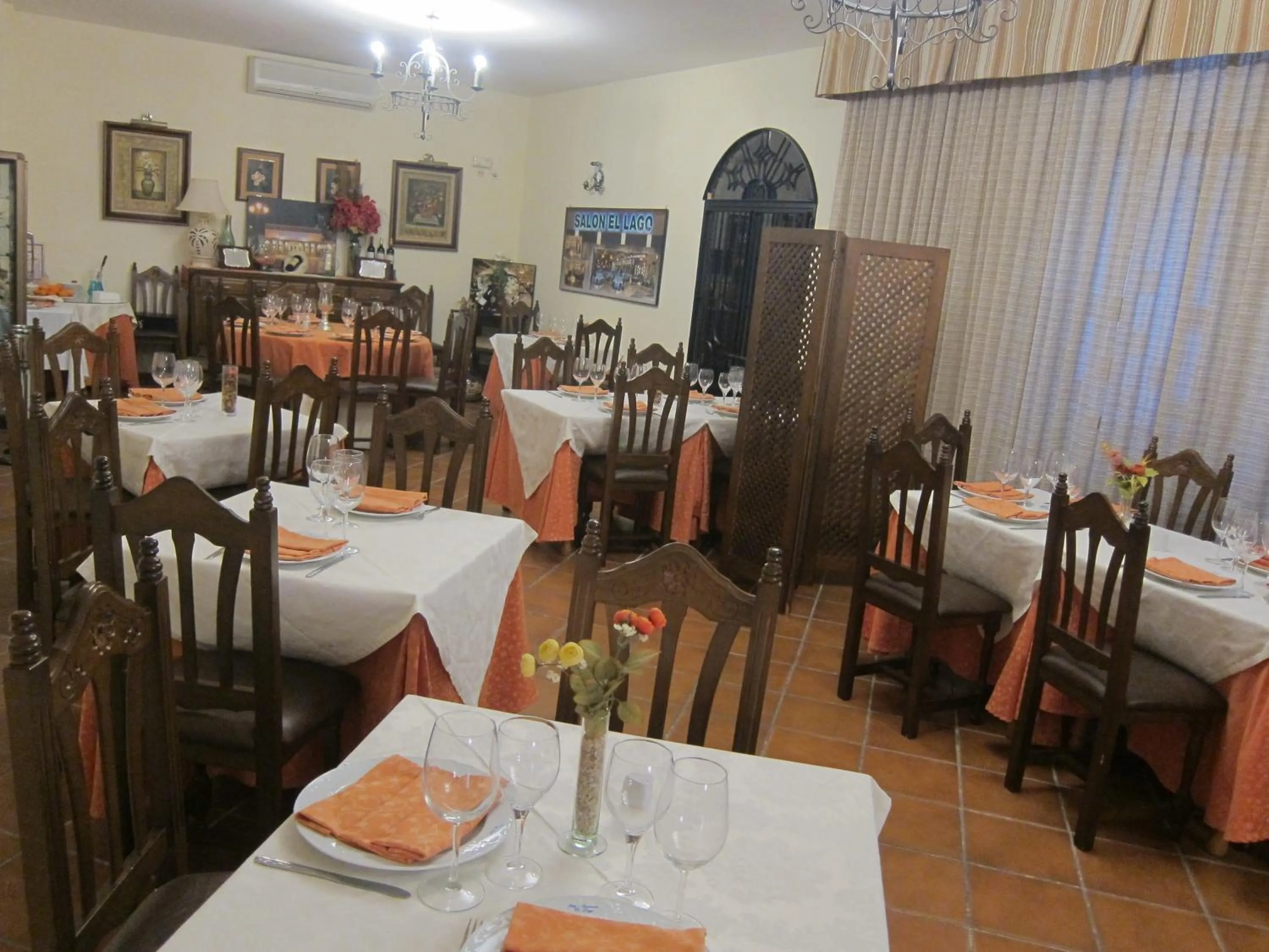 Restaurant/places to eat in Hotel Restaurante El Lago