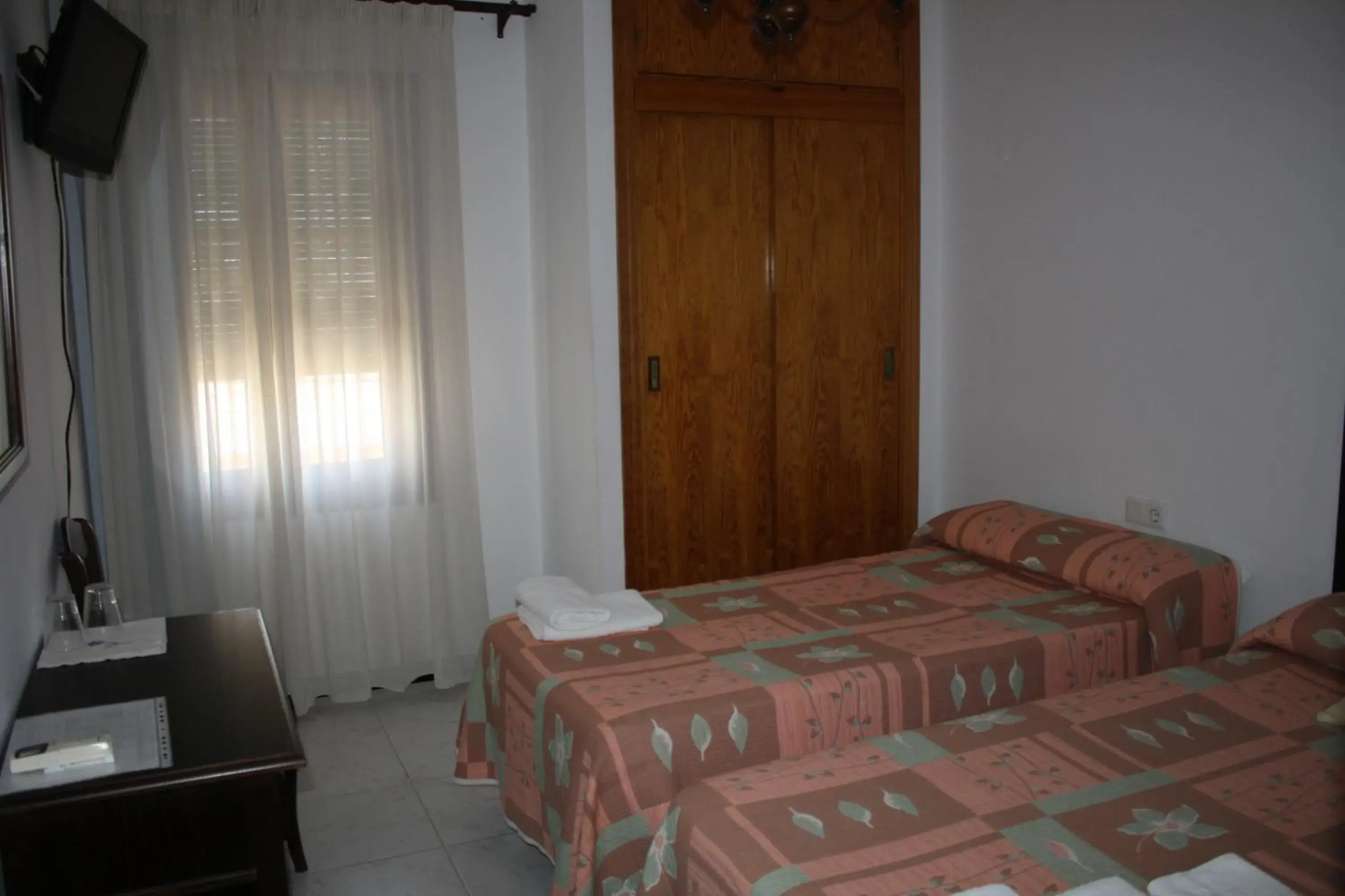 Triple Room in Hostal Torre de Guzmán Triple Room in Hostal Torre de Guzmán