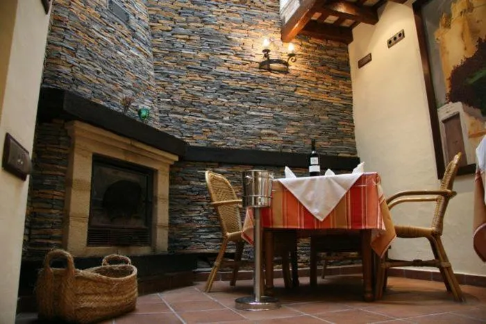 Restaurant/places to eat in Hostal Torre de Guzmán