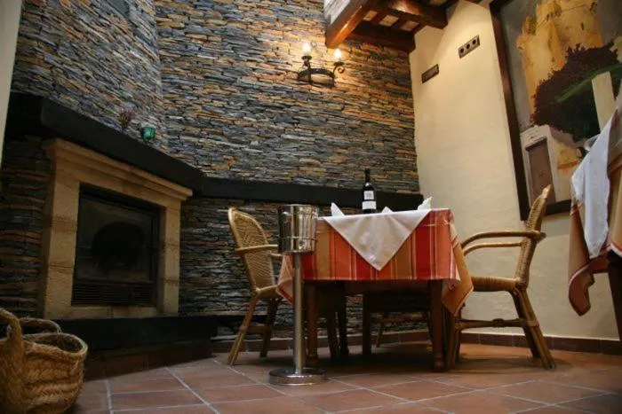 Restaurant/places to eat in Hostal Torre de Guzmán
