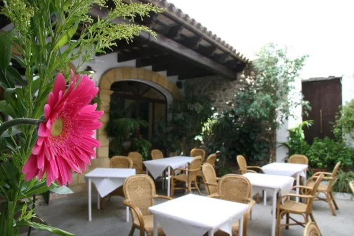 Restaurant/places to eat in Hostal Torre de Guzmán