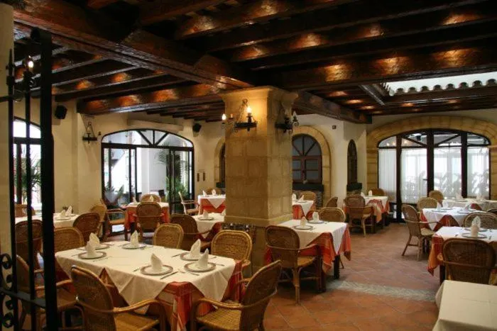 Restaurant/places to eat in Hostal Torre de Guzmán