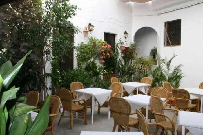 Restaurant/places to eat in Hostal Torre de Guzmán