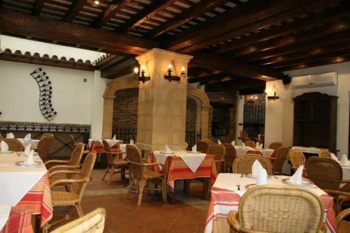 Restaurant/places to eat in Hostal Torre de Guzmán
