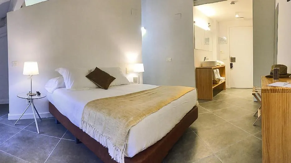 Photo of the whole room, Bed in Hotel Secrets Priorat