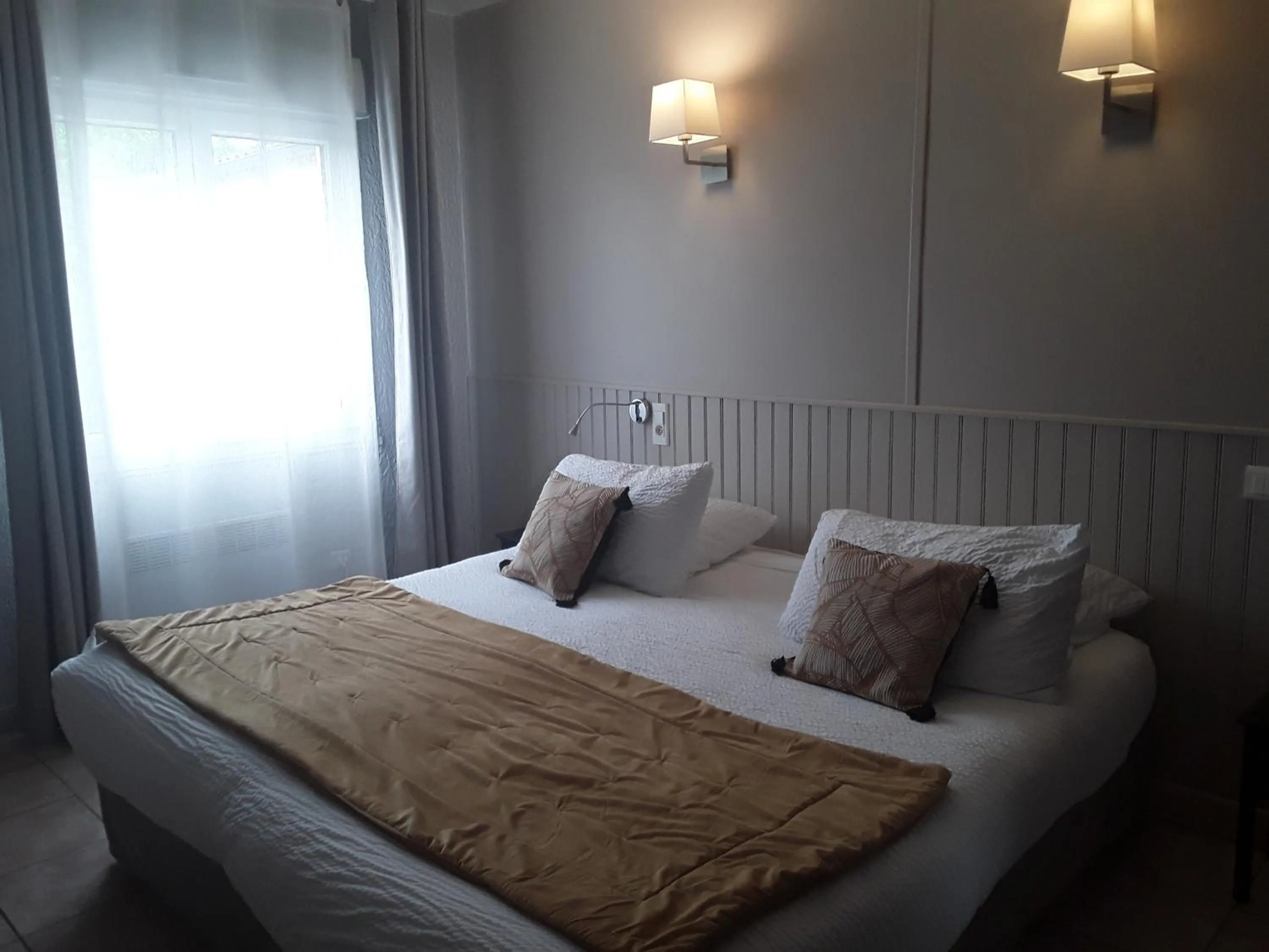 Bed in Hôtel Restaurant Le Clos Charmant