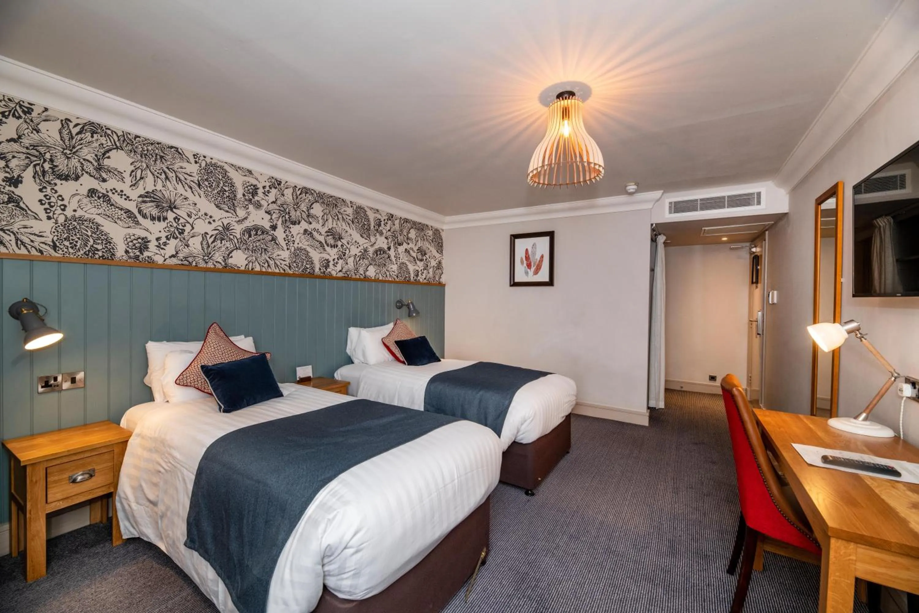 Photo of the whole room, Bed in Greswolde Arms by Chef & Brewer Collection