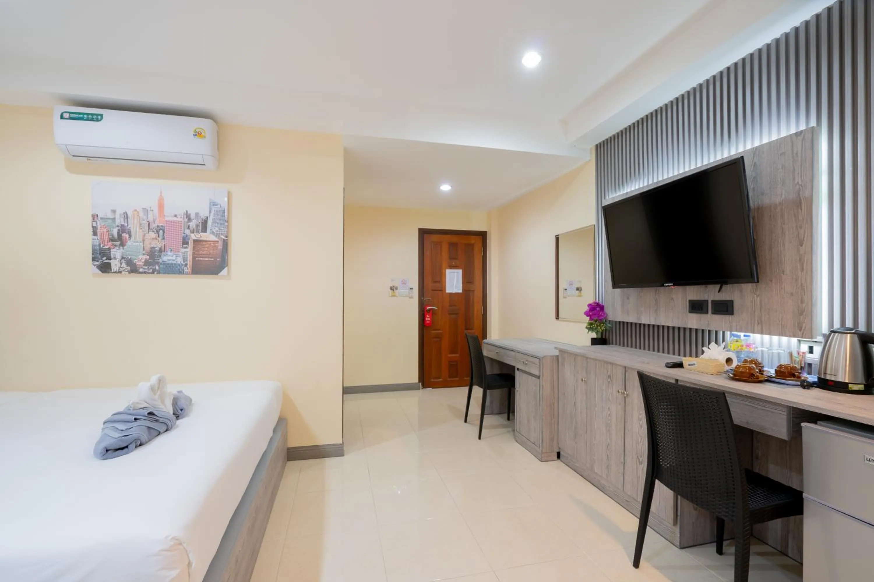 TV and multimedia, Bed in Square One Hotel Patong