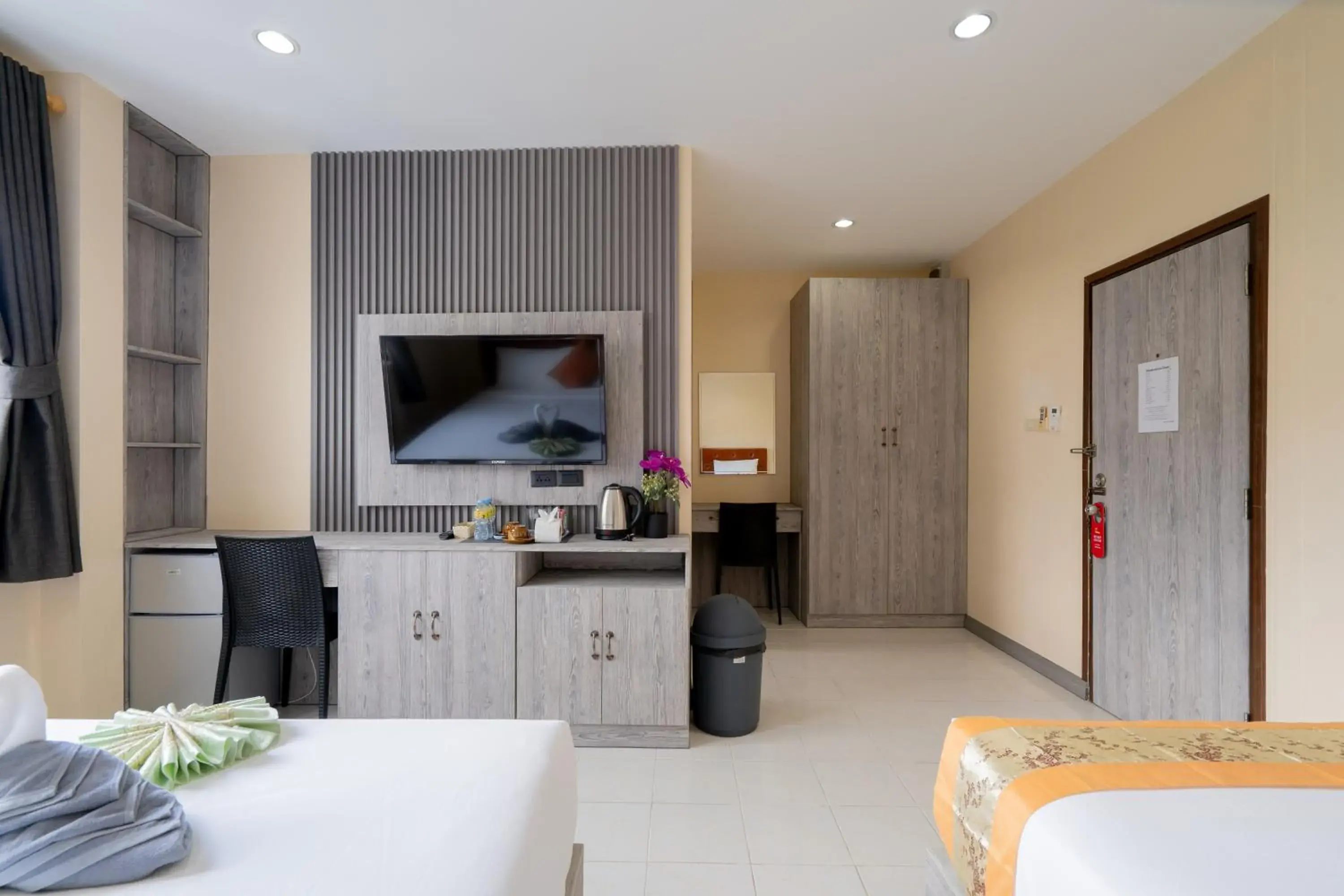 TV and multimedia, Bed in Square One Hotel Patong TV and multimedia, Bed in Square One Hotel Patong