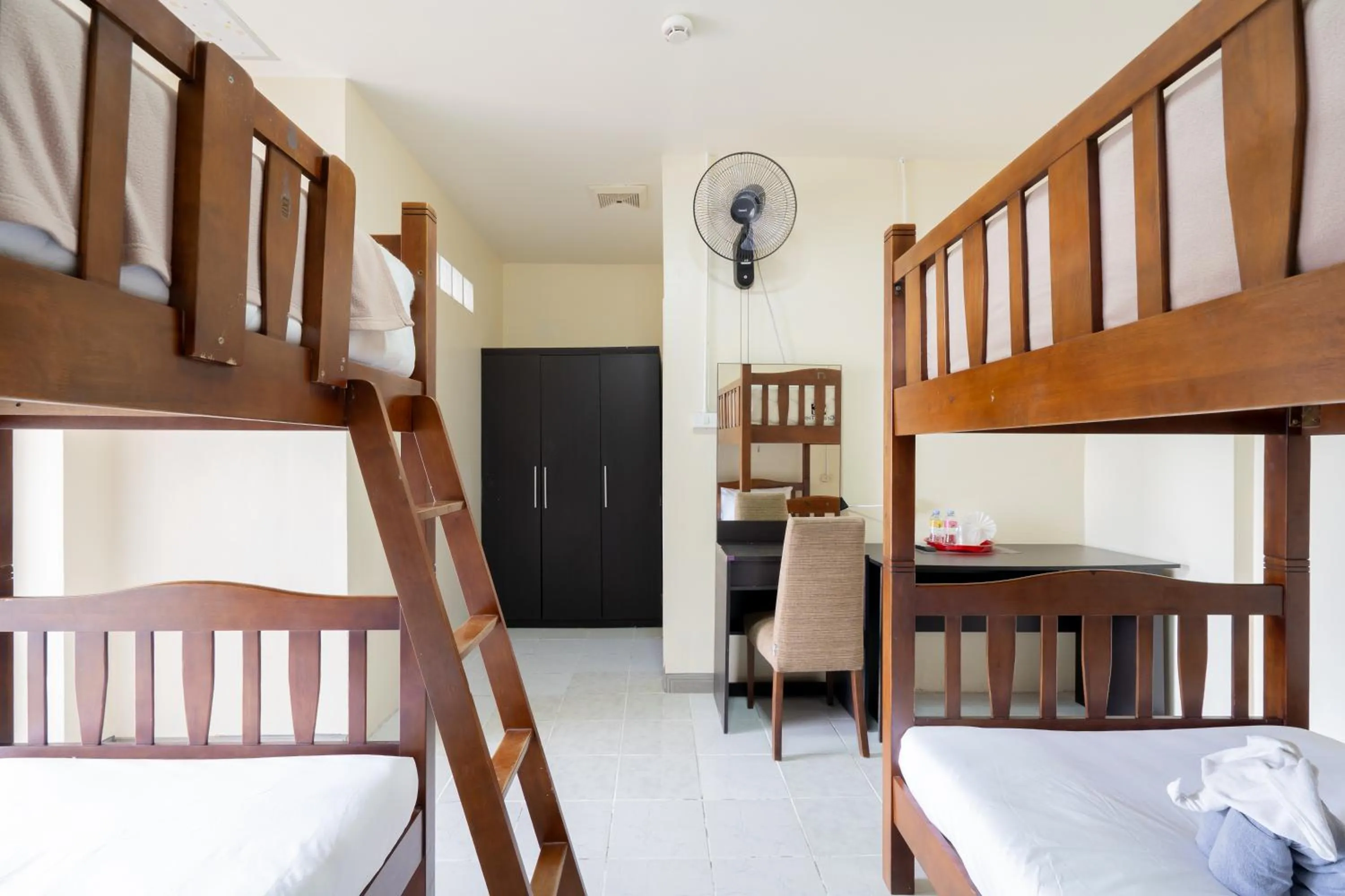 Photo of the whole room, Bed in Square One Hotel Patong