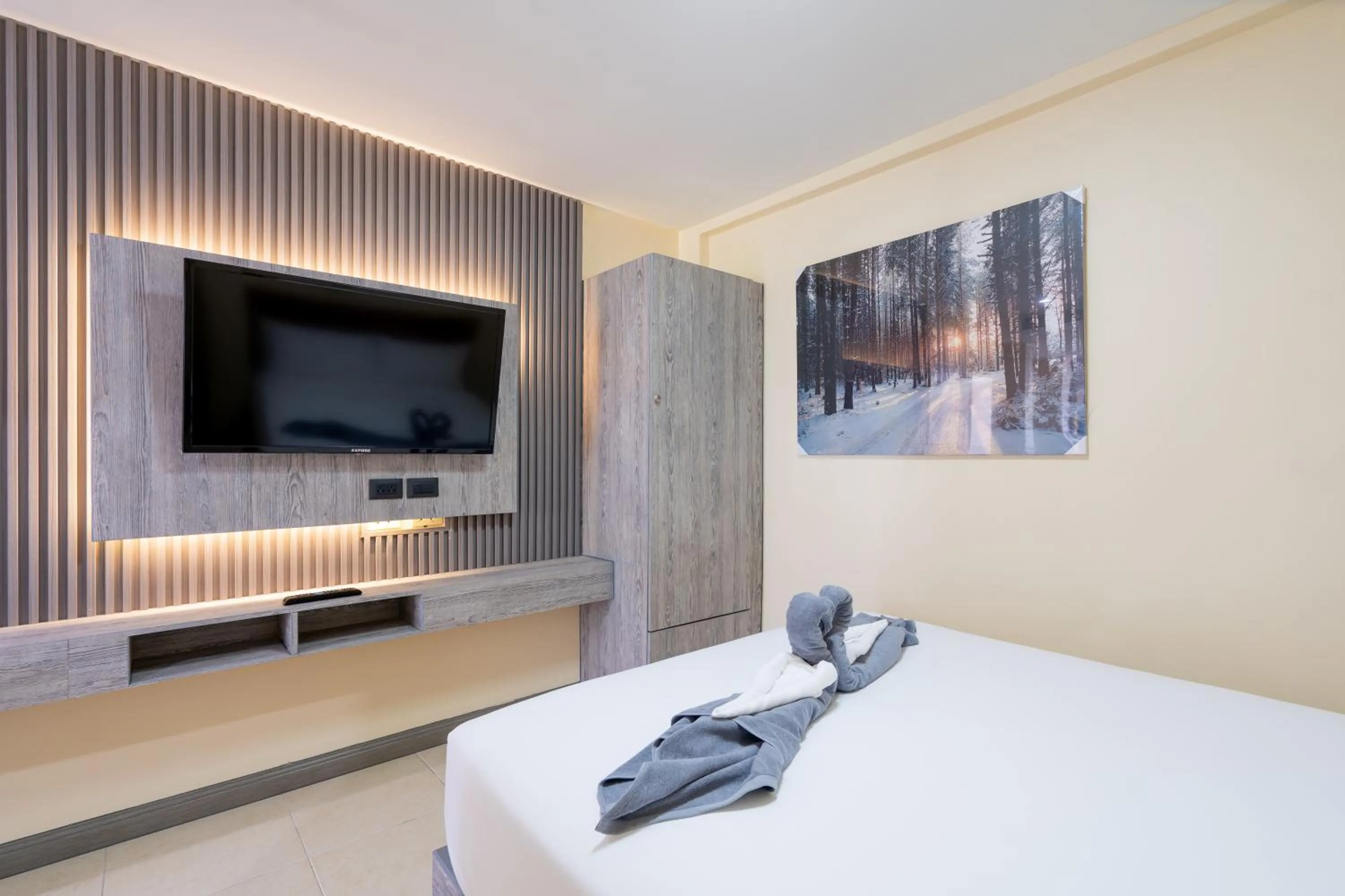 TV and multimedia, Bed in Square One Hotel Patong