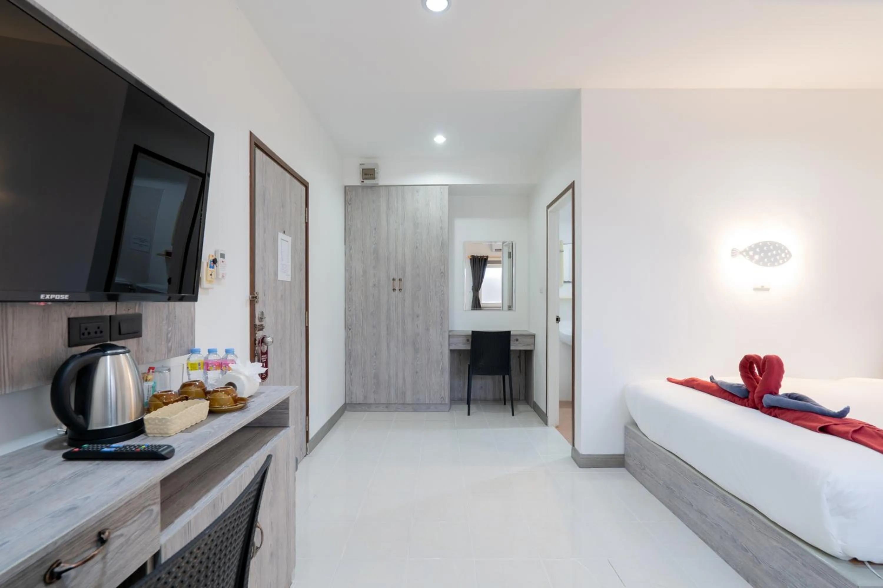 TV and multimedia, Bed in Square One Hotel Patong