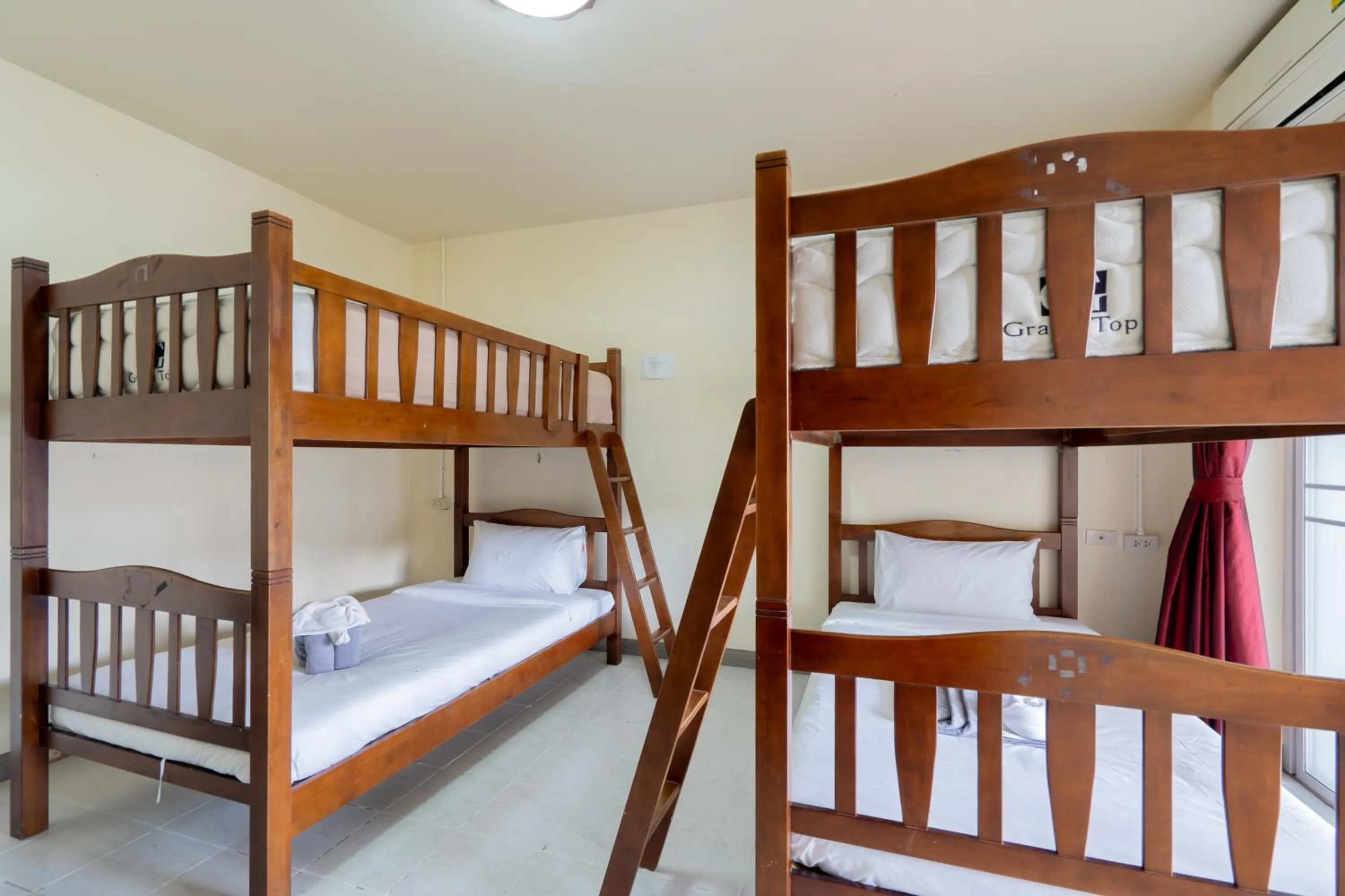 Bed in Square One Hotel Patong