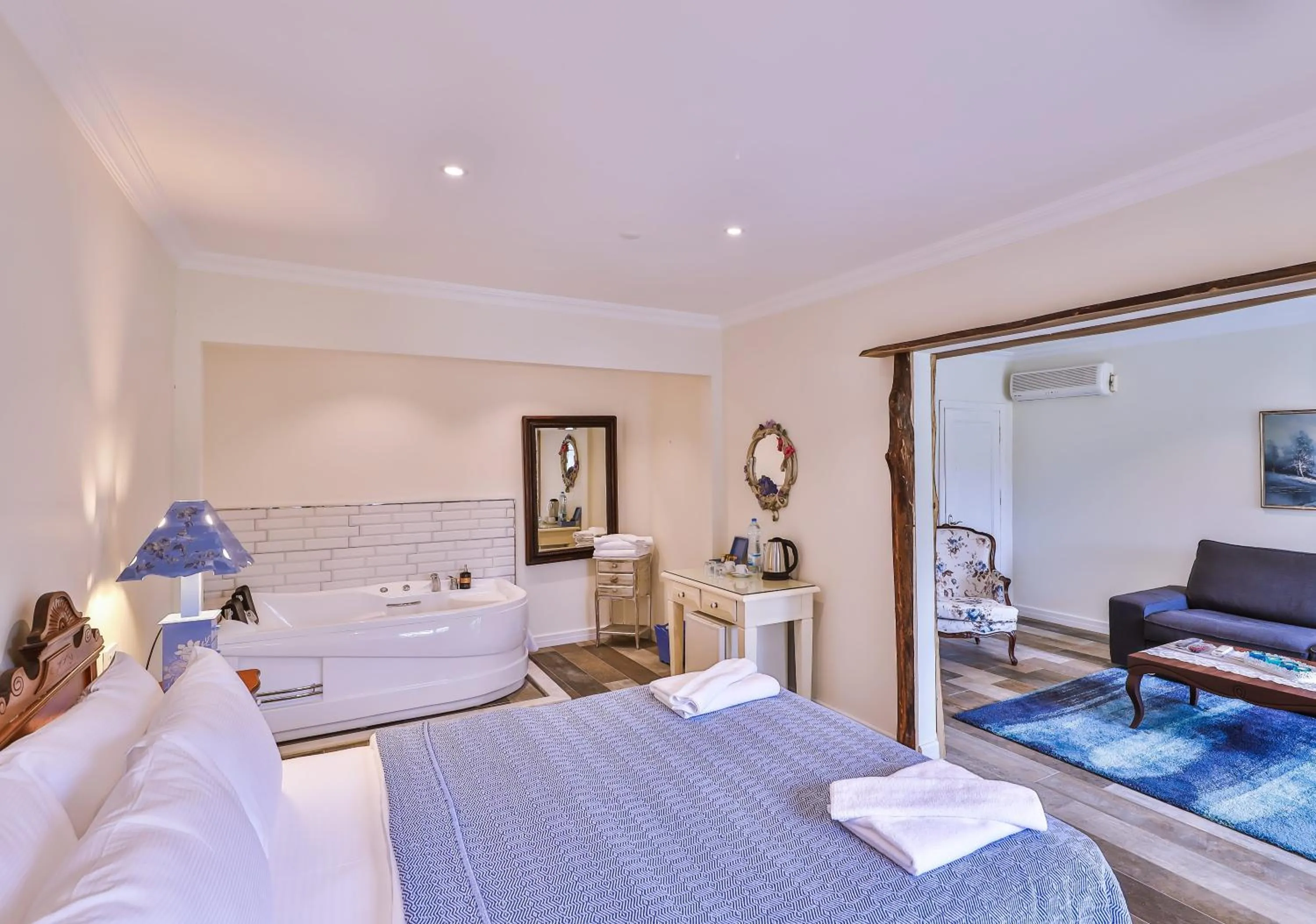 Photo of the whole room, Bed in Park Mandalin Hotel - Adult only