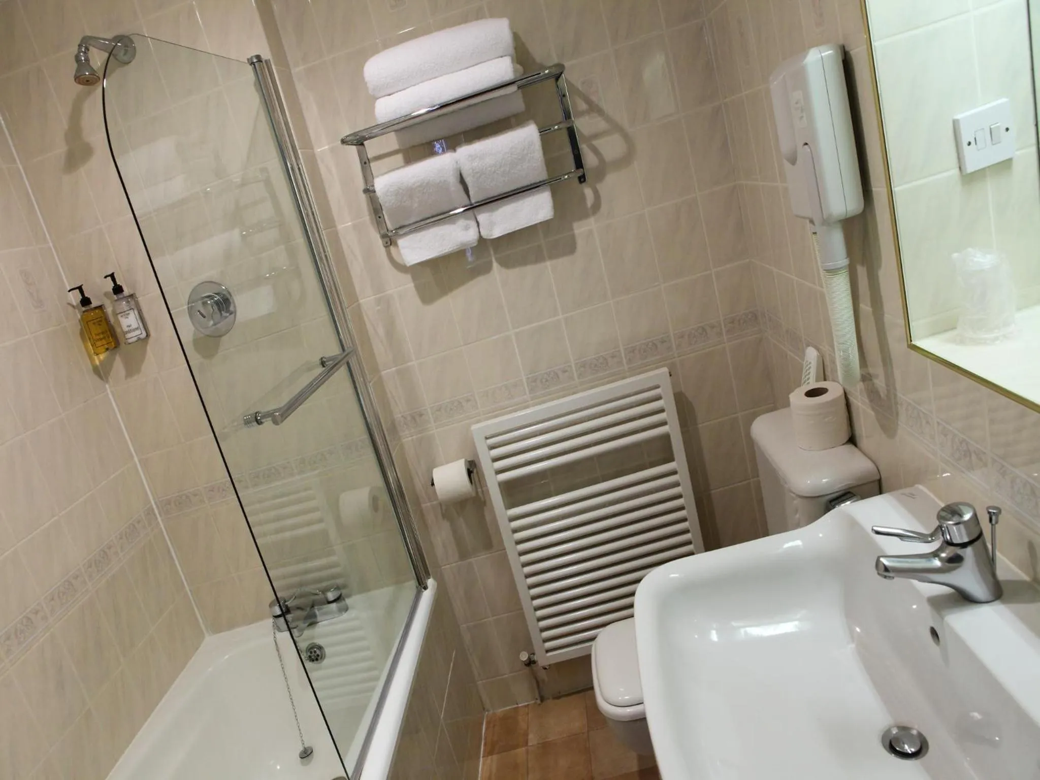 Bathroom in Gatwick Cambridge Hotel