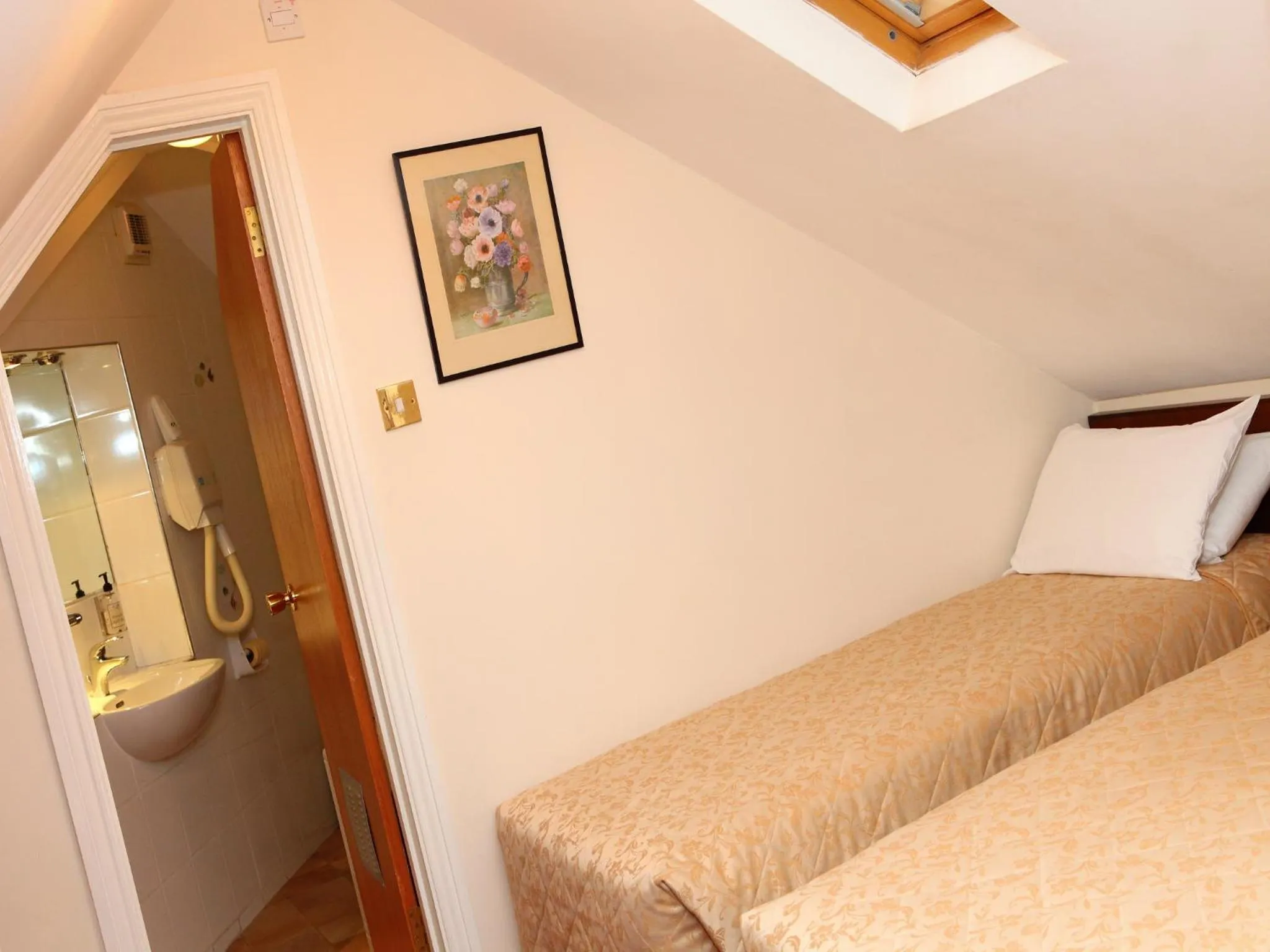 Bedroom, Bed in Gatwick Cambridge Hotel