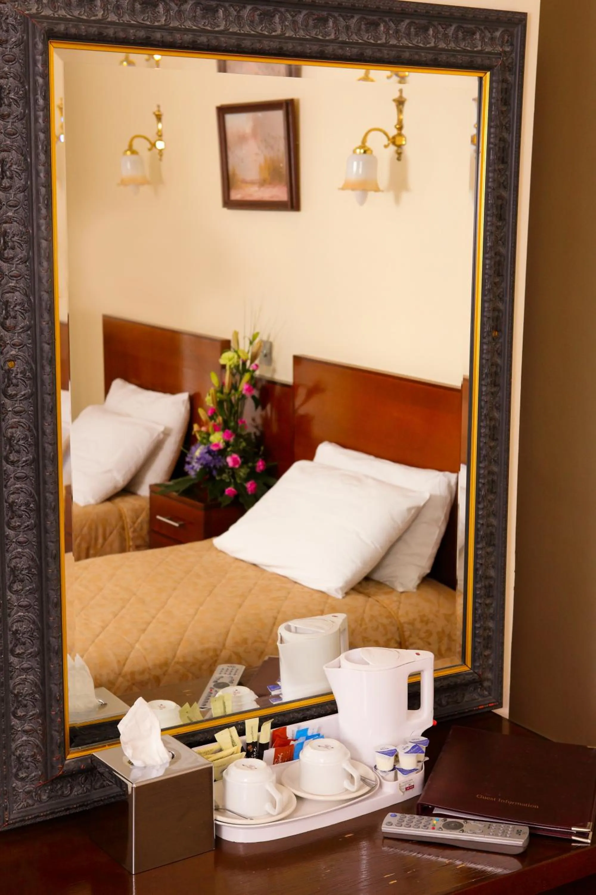 Bedroom, Bed in Gatwick Cambridge Hotel