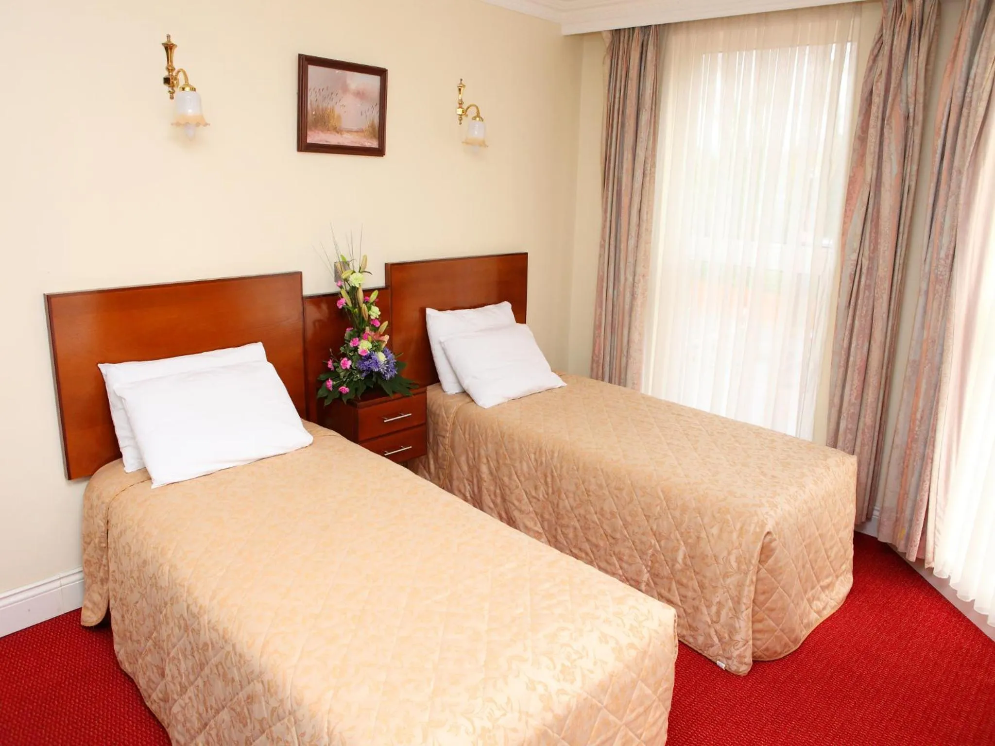 Bedroom, Bed in Gatwick Cambridge Hotel