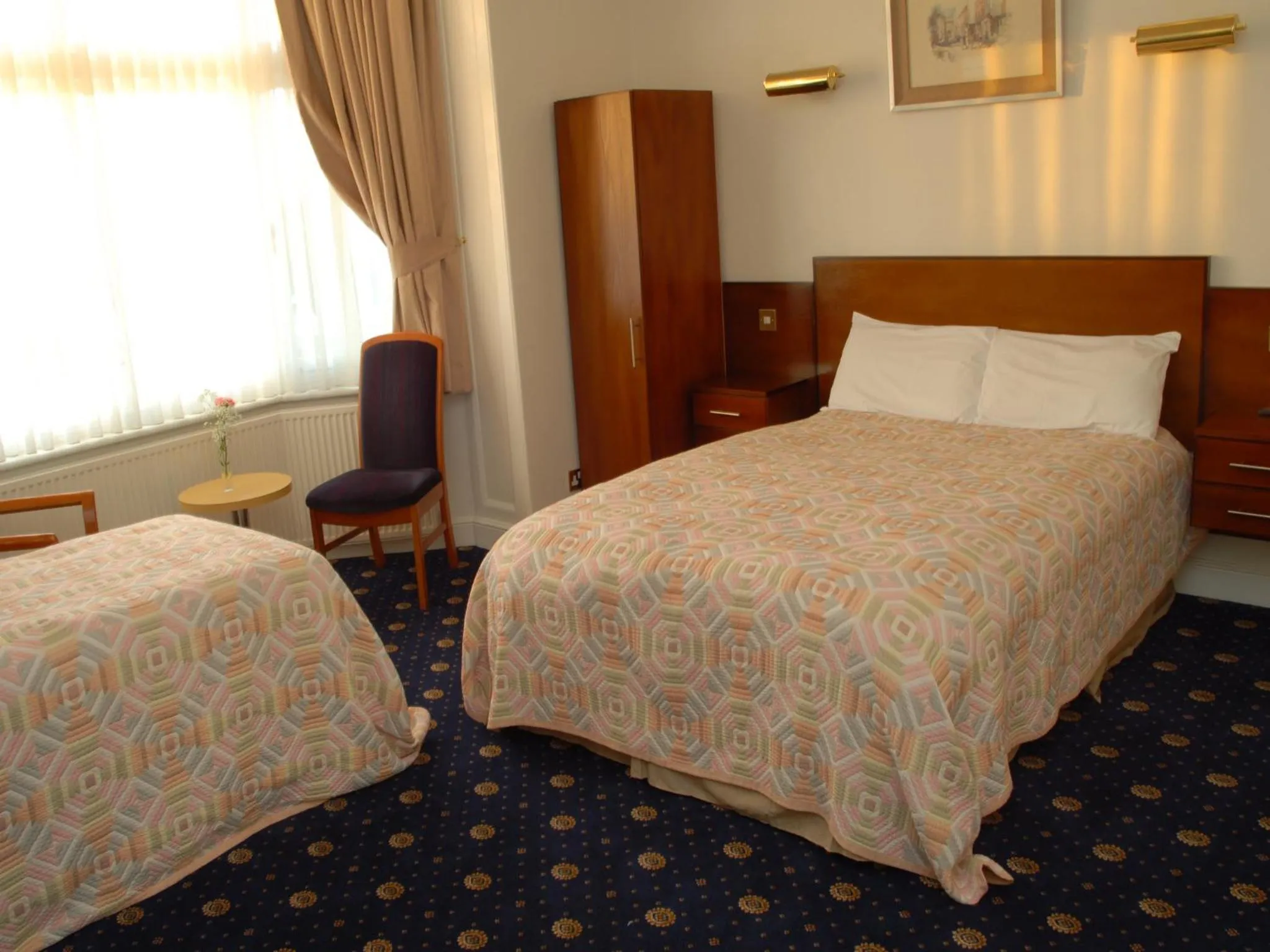 Bedroom, Bed in Gatwick Cambridge Hotel