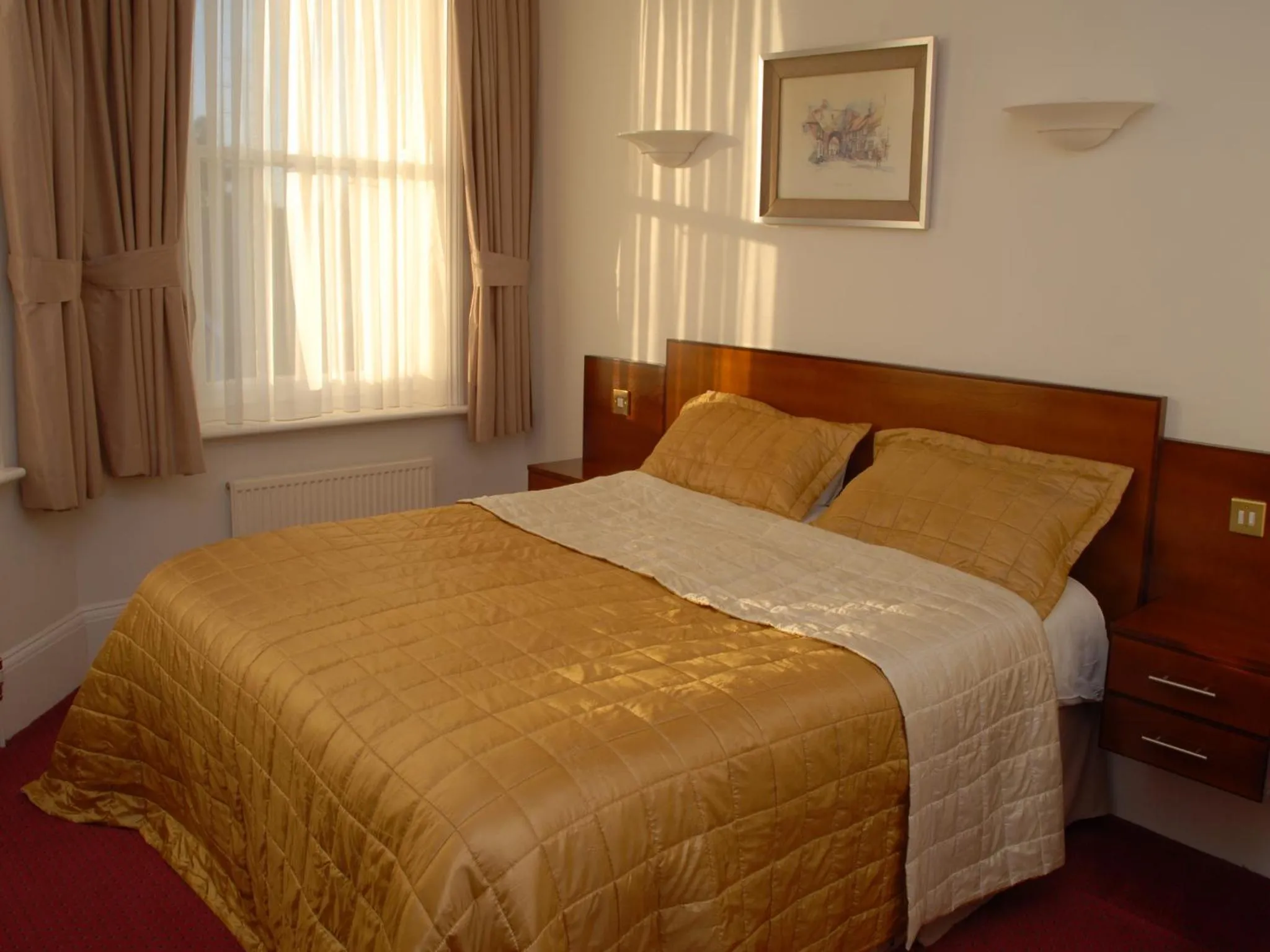 Bedroom, Bed in Gatwick Cambridge Hotel