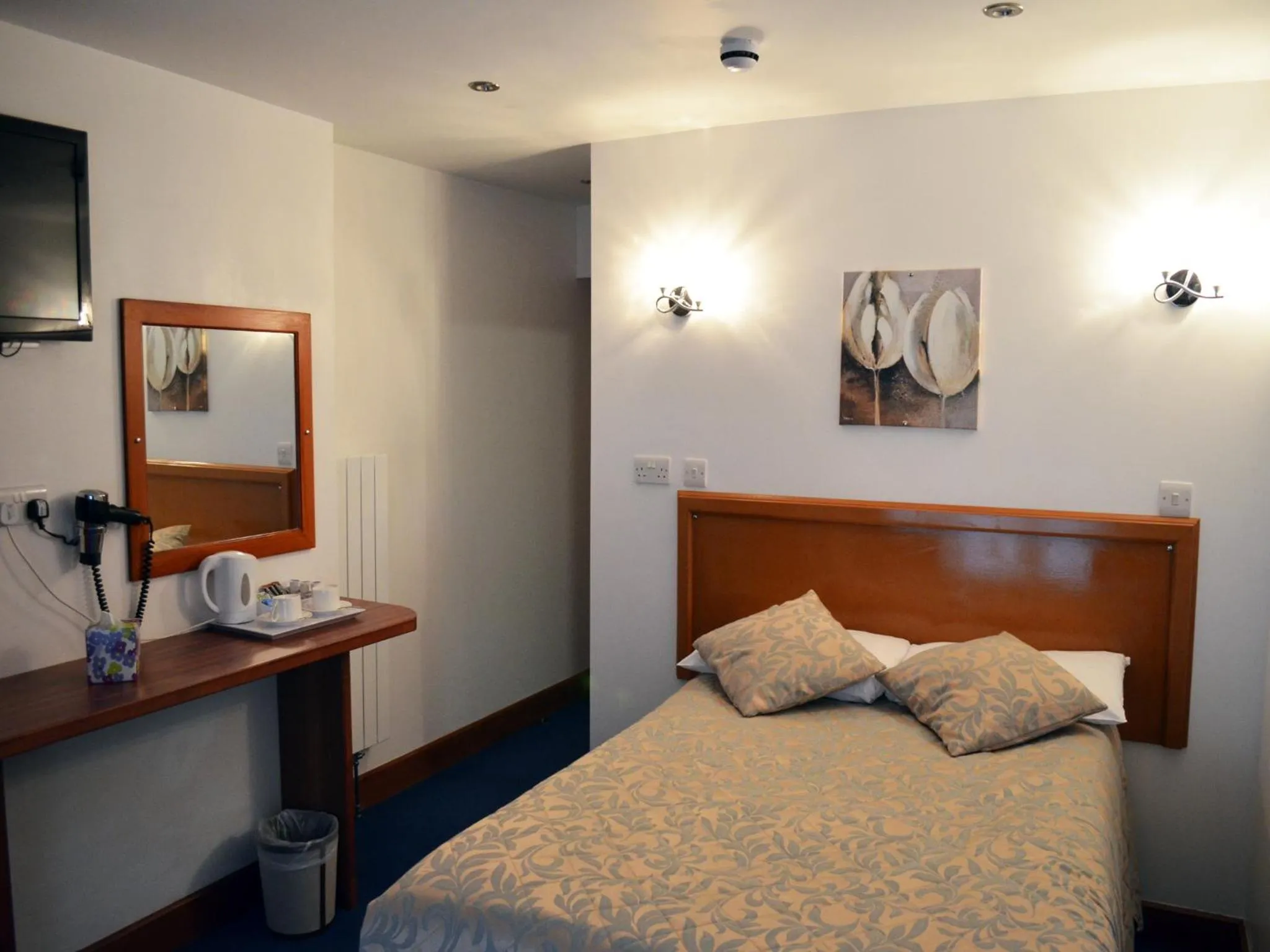 Bedroom, Bed in Gatwick Cambridge Hotel