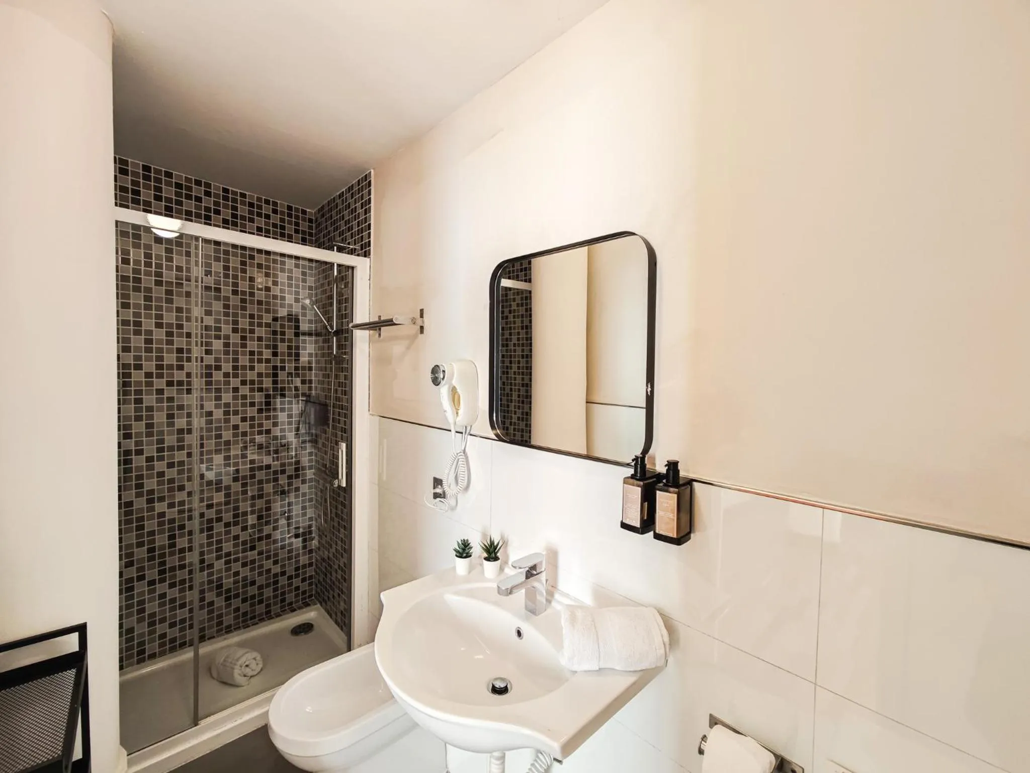 Bathroom in AZZ Sevilla Torre de la Plata Apartamentos