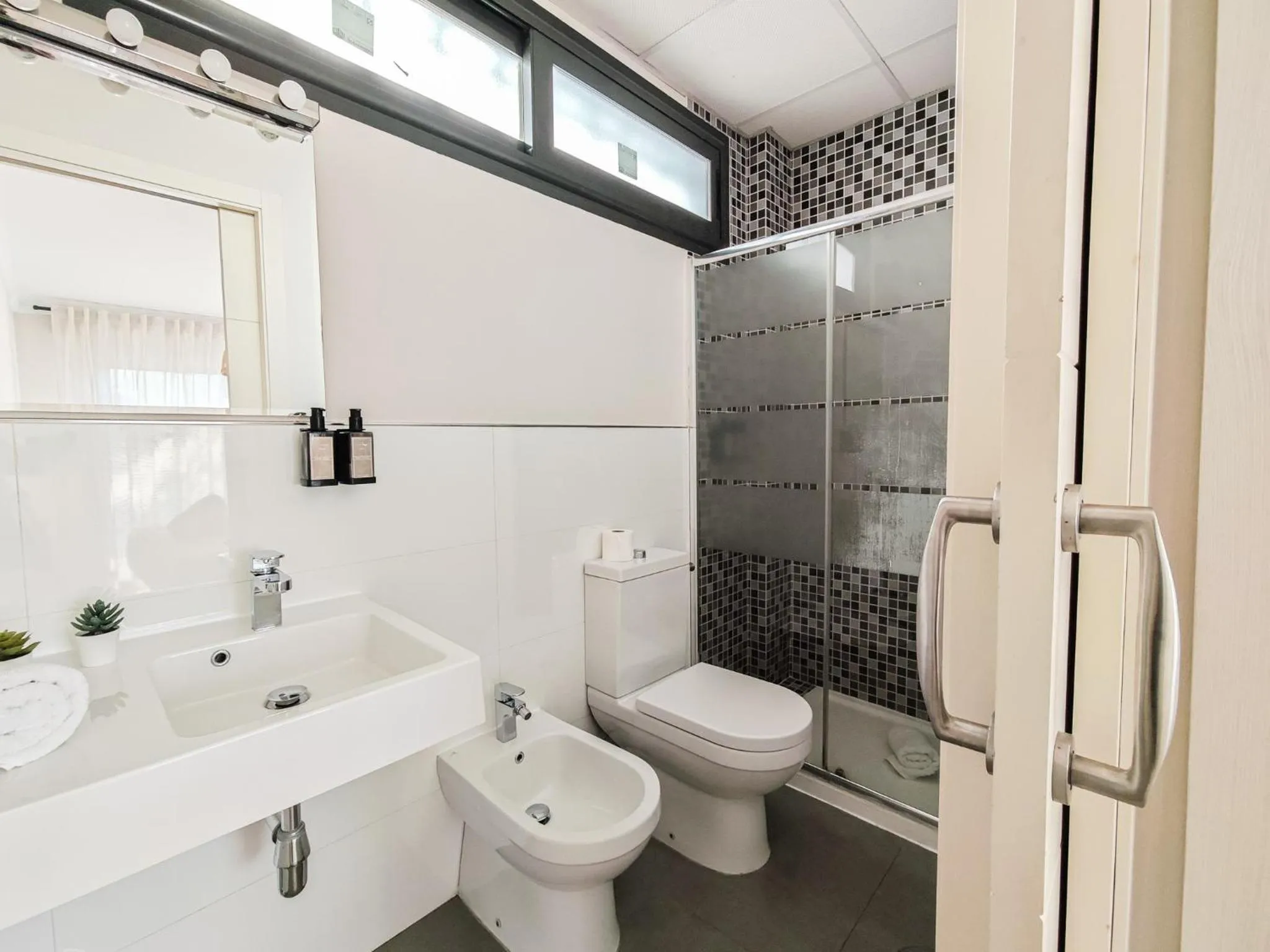 Shower in AZZ Sevilla Torre de la Plata Apartamentos