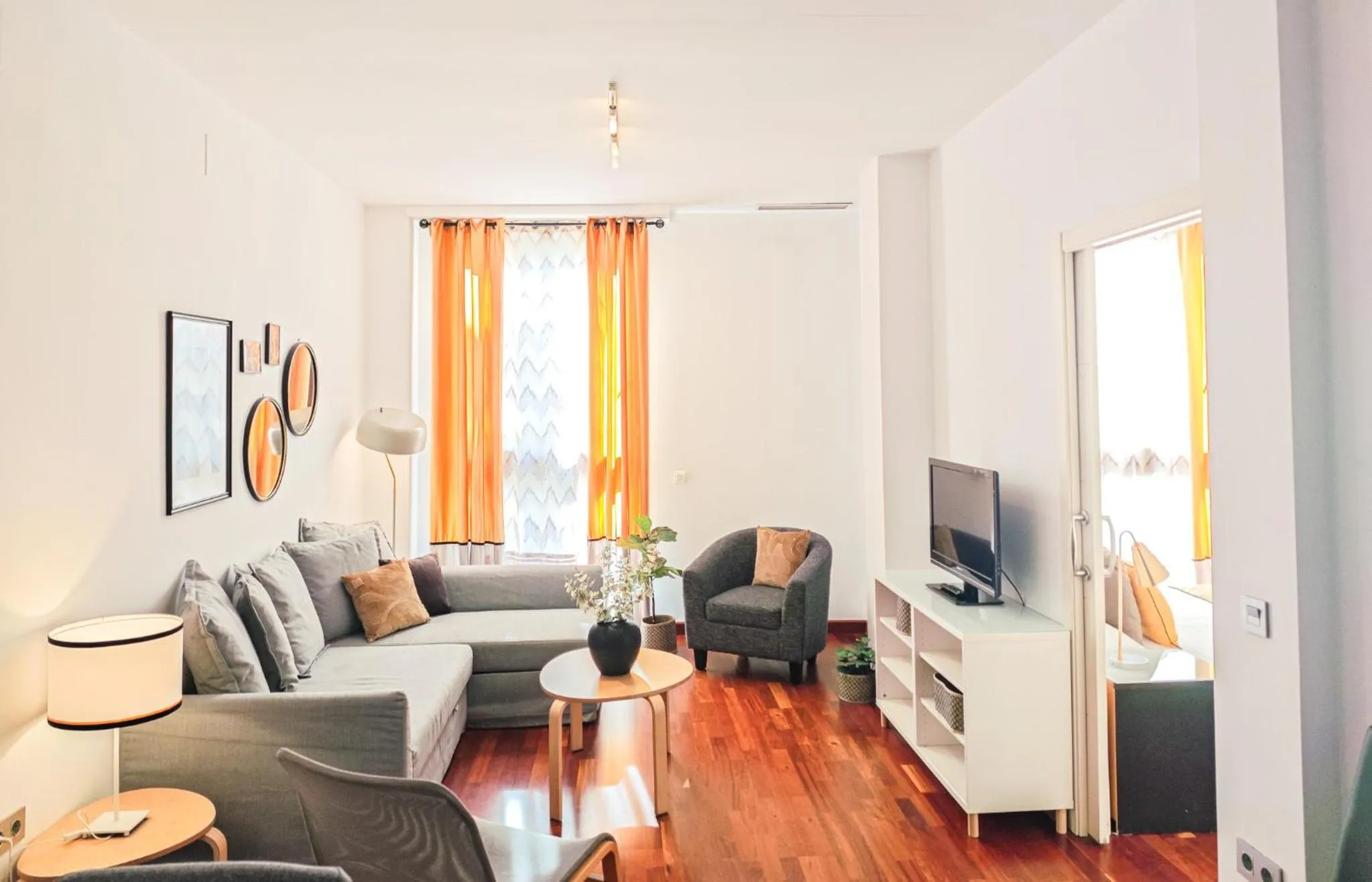 TV and multimedia in AZZ Sevilla Torre de la Plata Apartamentos