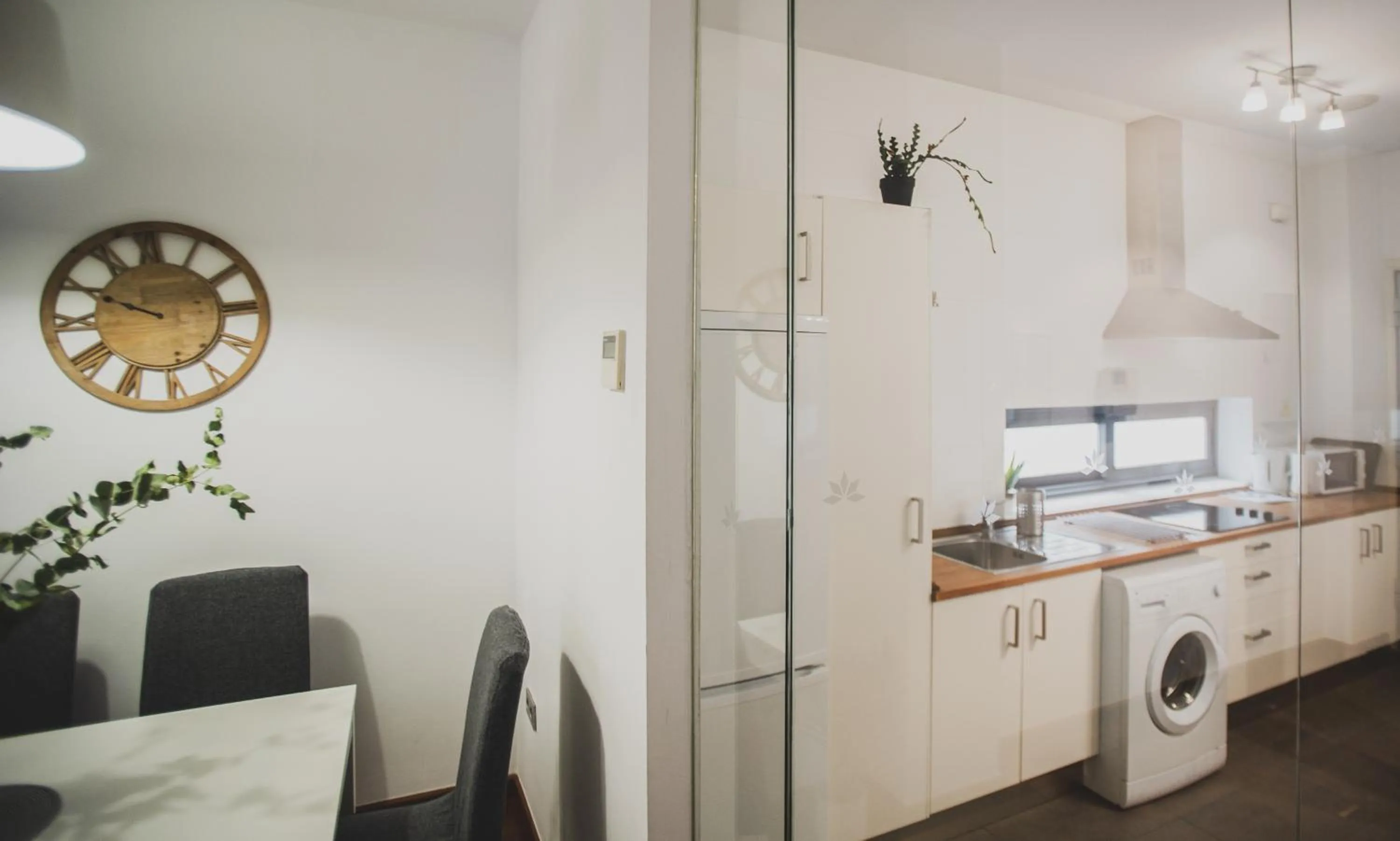 Kitchen or kitchenette in AZZ Sevilla Torre de la Plata Apartamentos