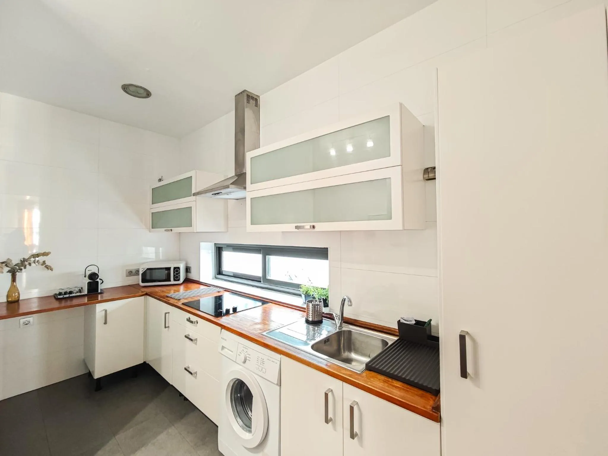 Kitchen or kitchenette in AZZ Sevilla Torre de la Plata Apartamentos