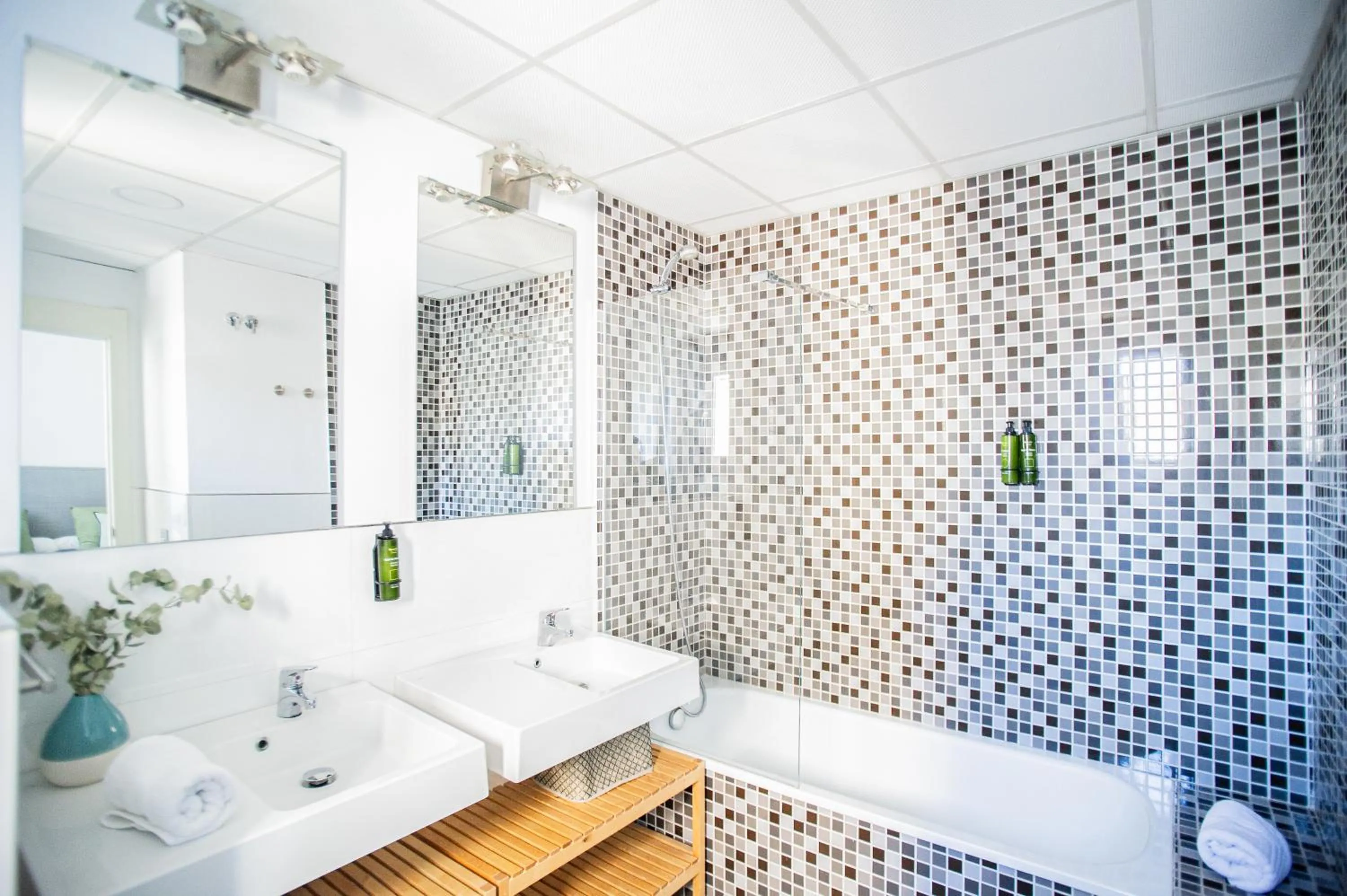 Bathroom in AZZ Sevilla Torre de la Plata Apartamentos