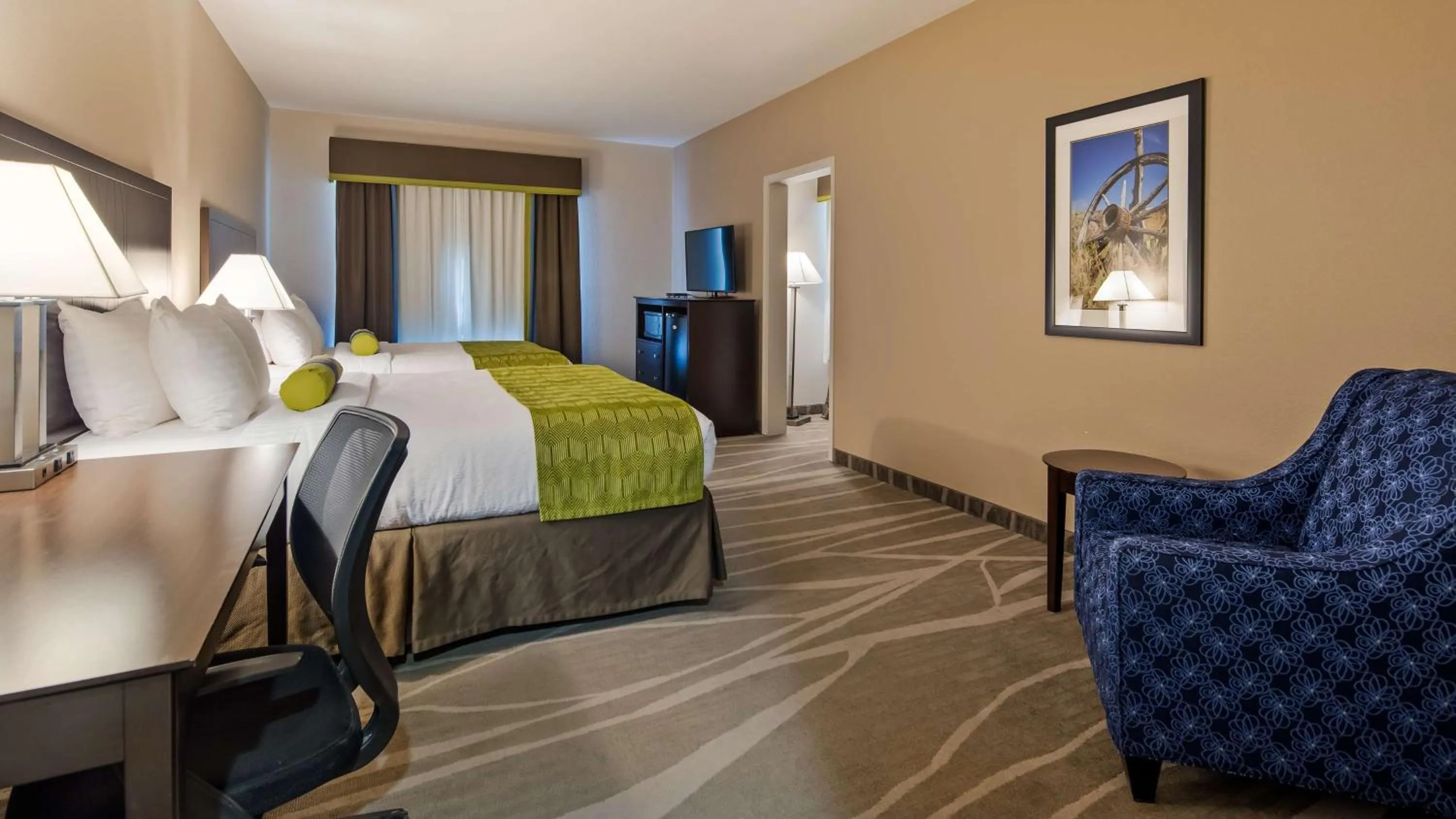 Photo of the whole room, Bed in Best Western Plus Denver City Hotel & Suites