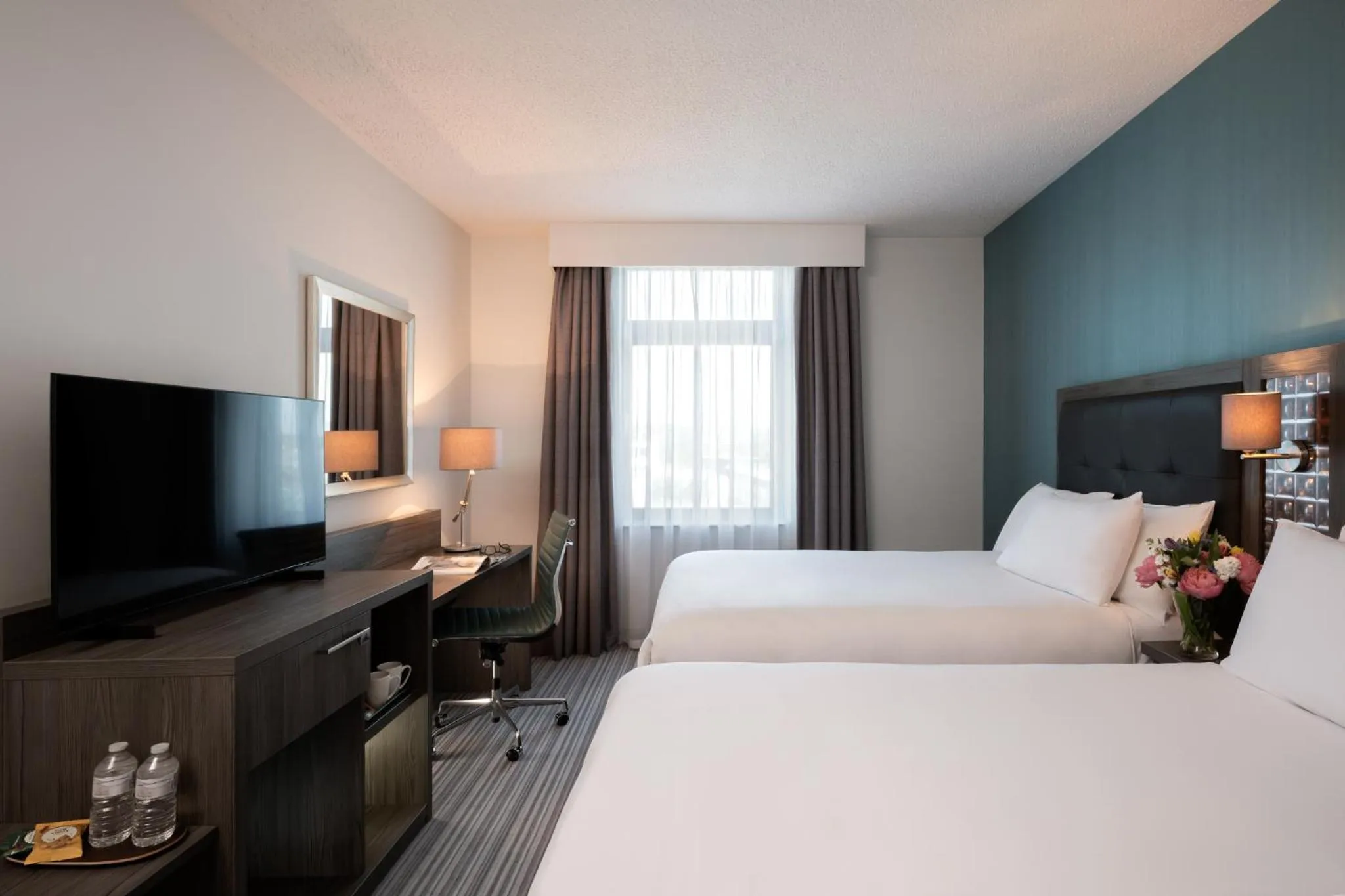 Bedroom, Bed in Leonardo Hotel Brighton - Formerly Jurys Inn