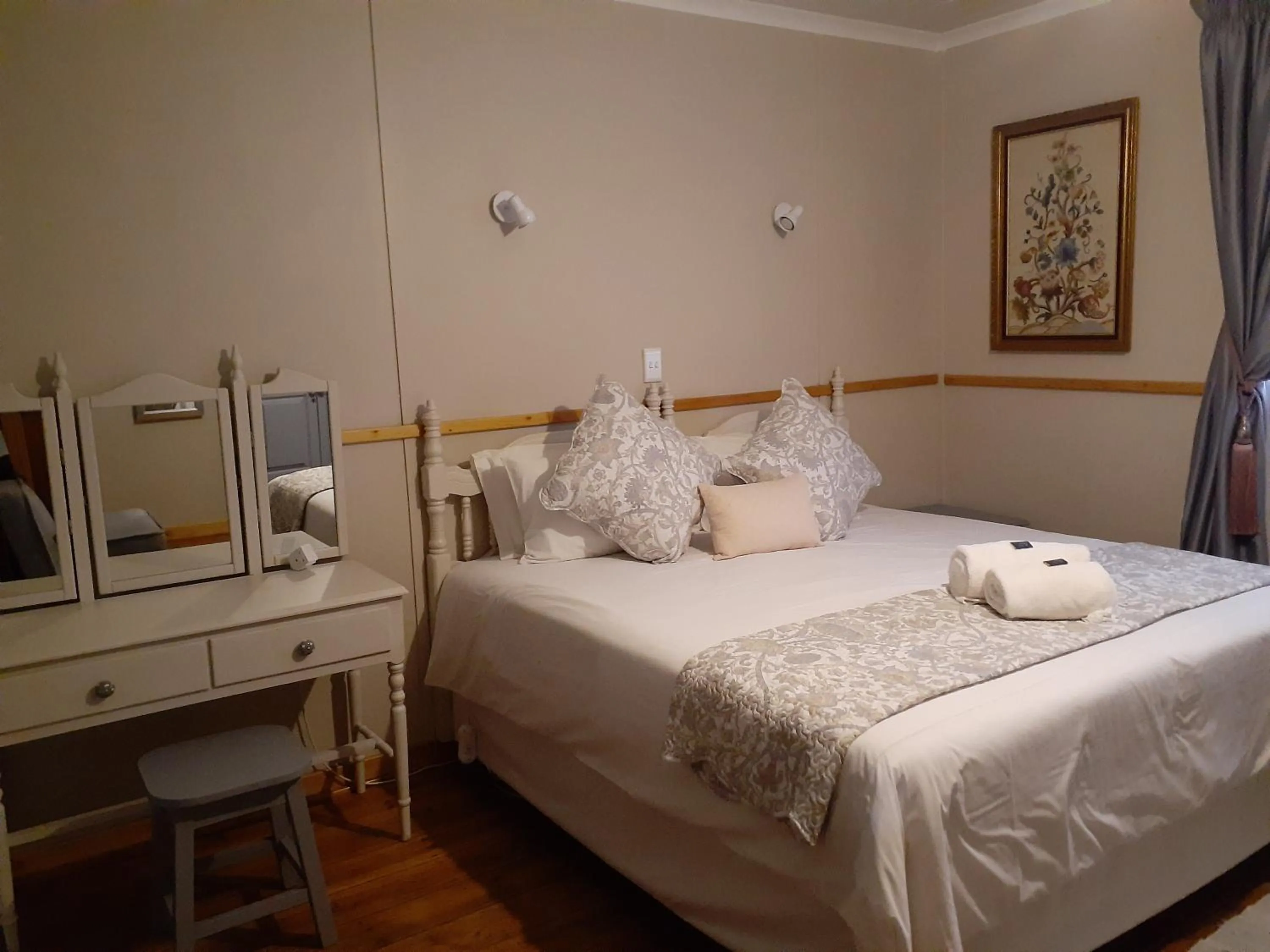 Photo of the whole room, Bed in Sandstone Chameleon Guest House