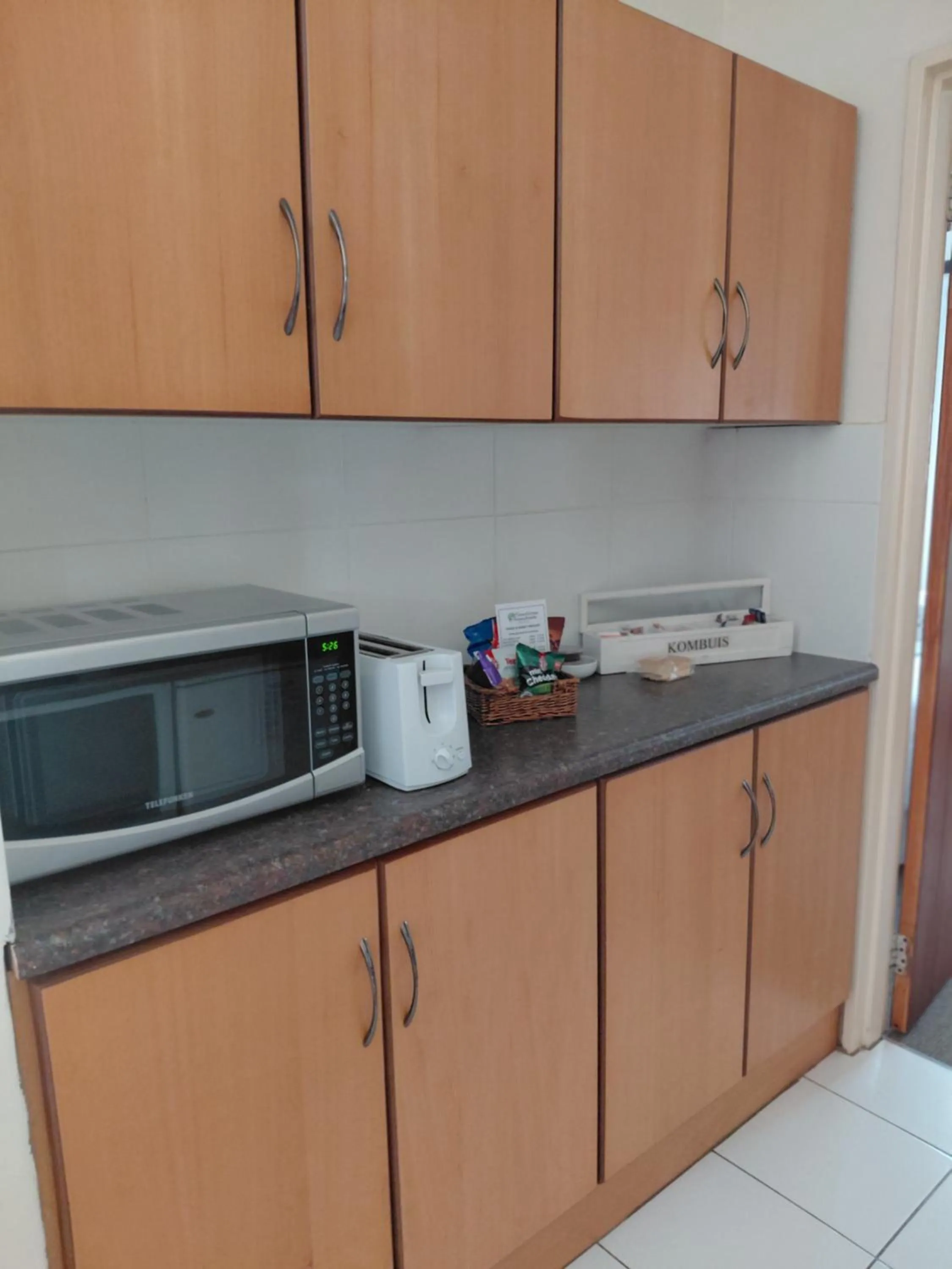 Kitchen or kitchenette in Sandstone Chameleon Guest House