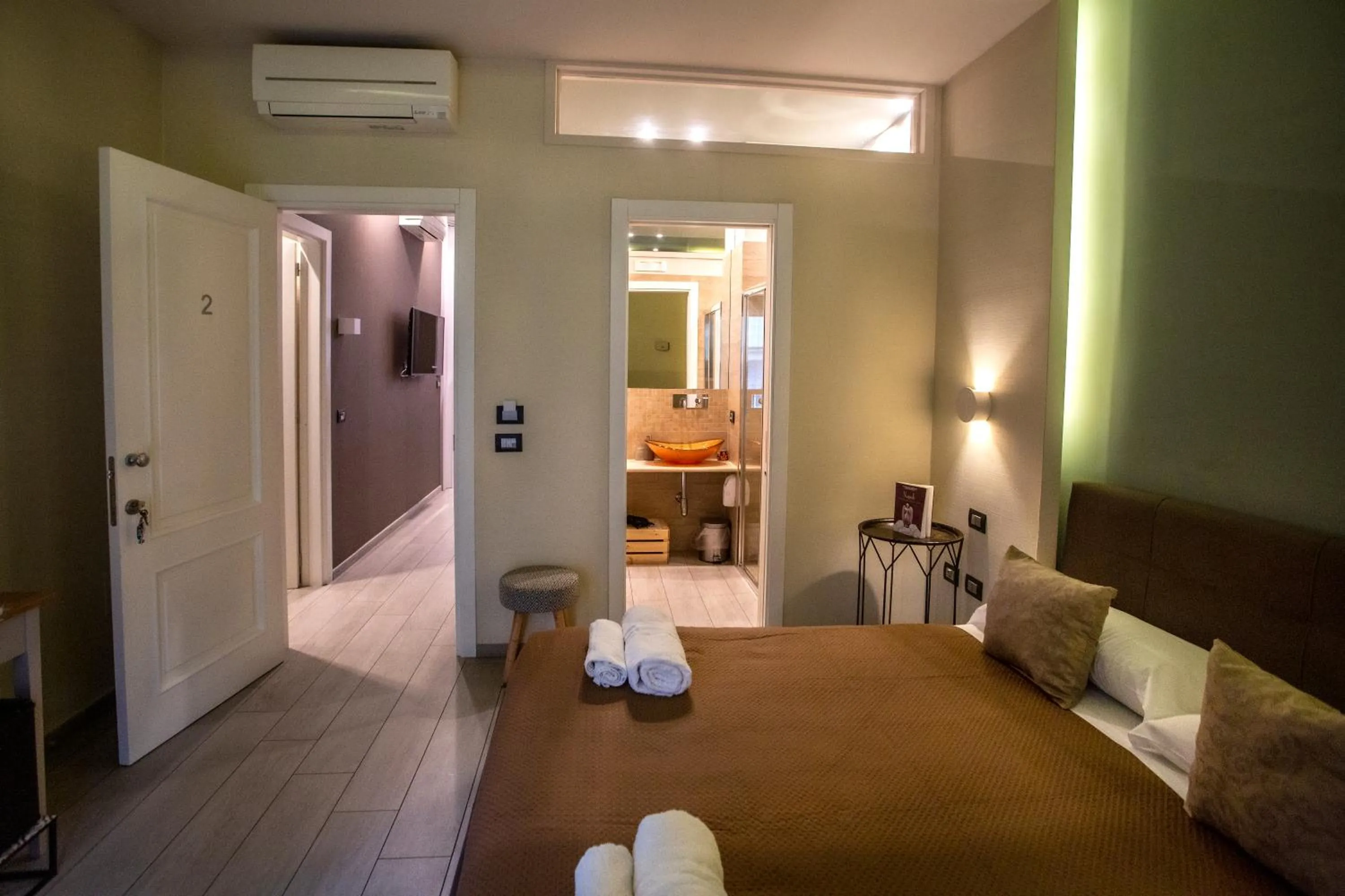 Bedroom, Bed in Bell's