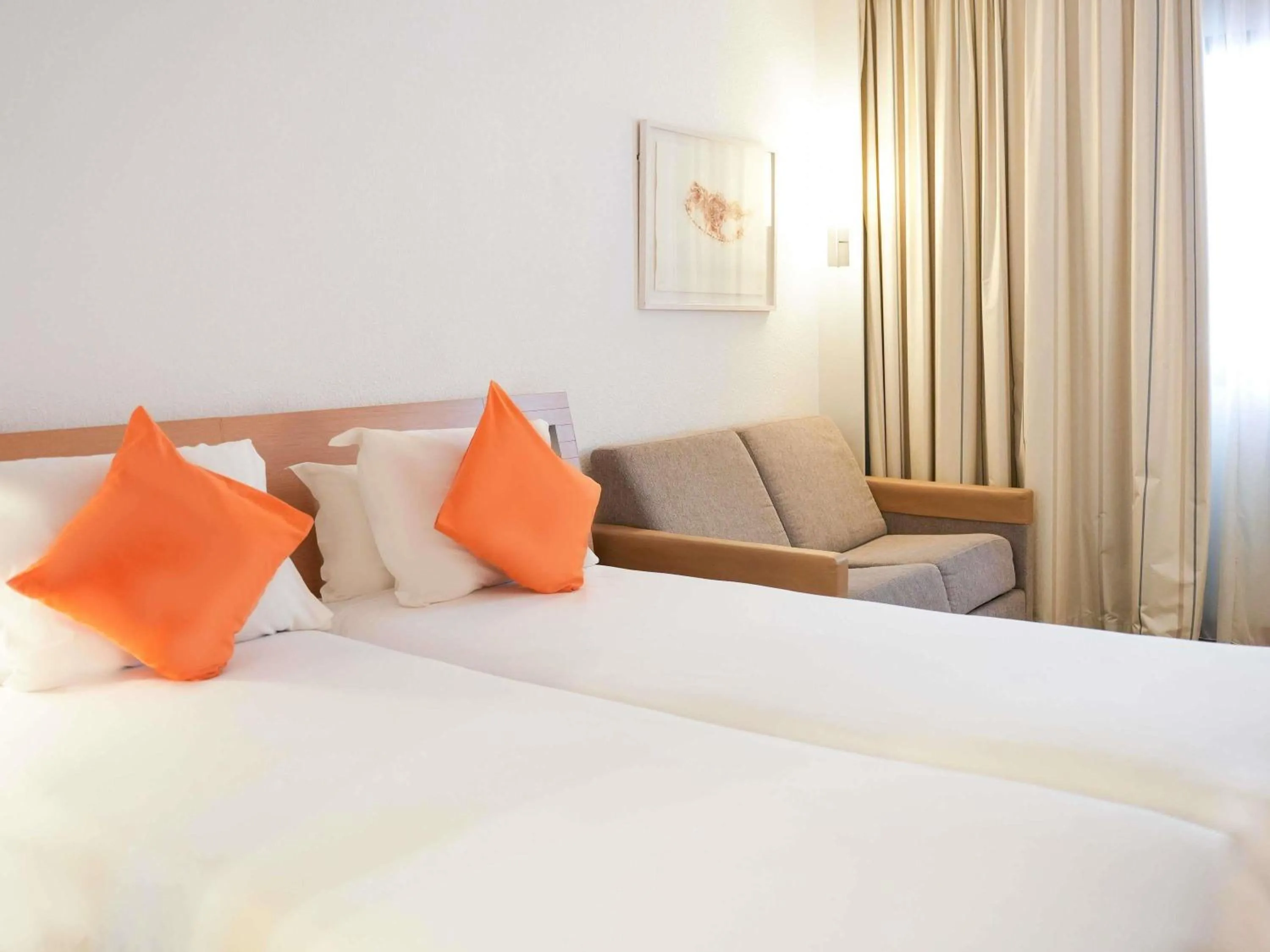 Bedroom, Bed in Novotel Tunis