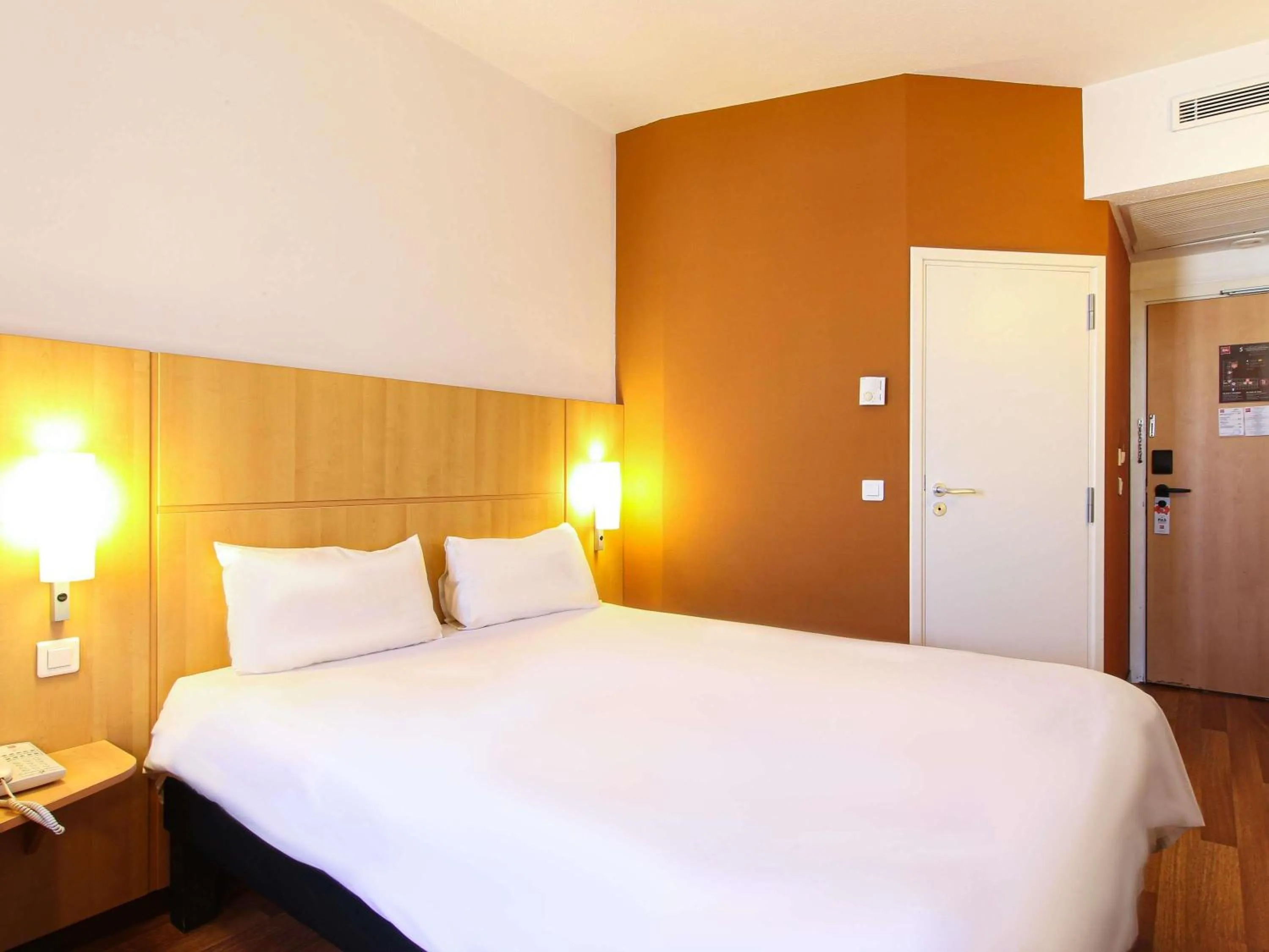 Bedroom, Bed in Ibis Tunis
