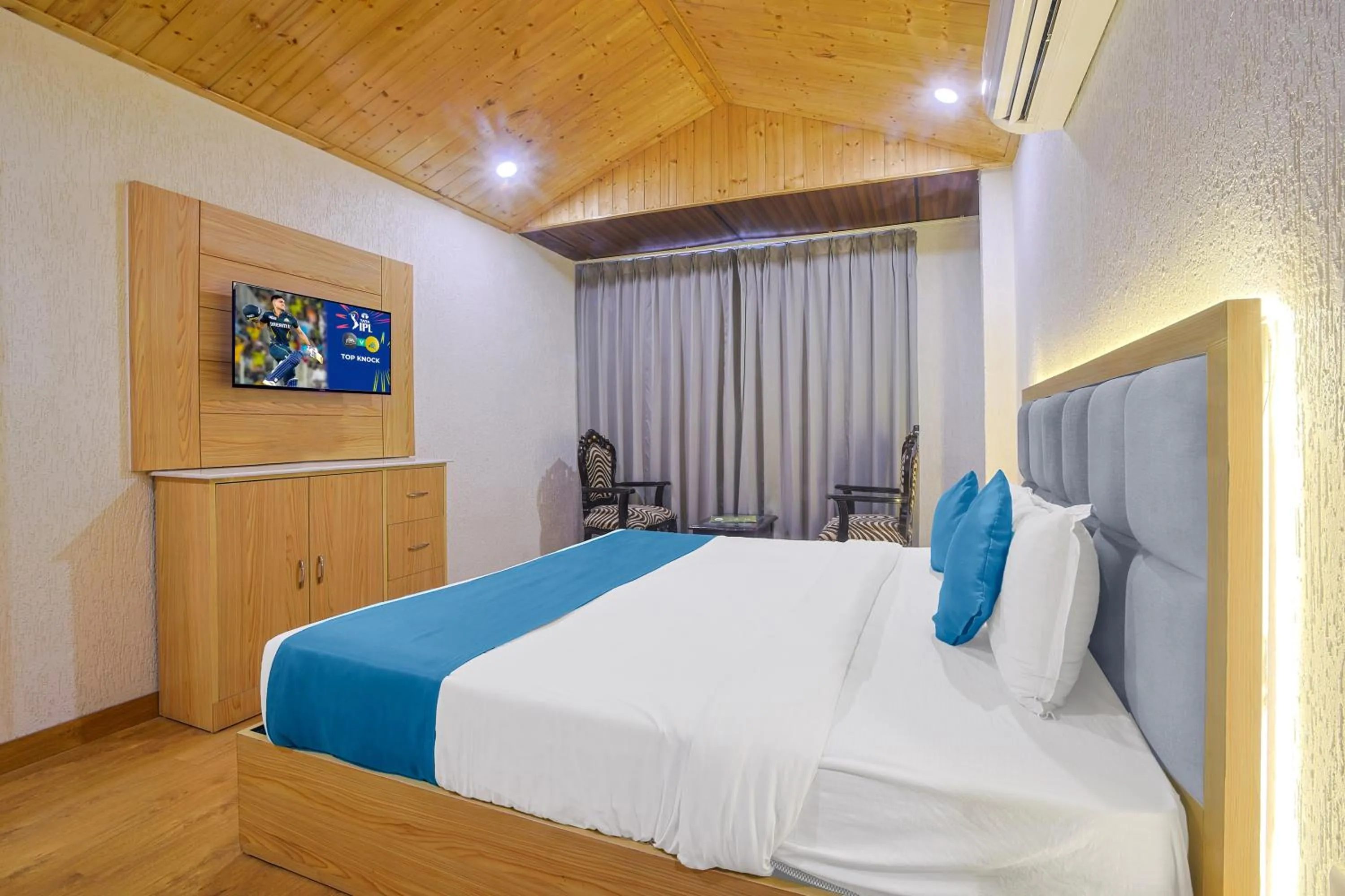 Bedroom, Bed in Hotel Green - Behind Parmarth Niketan