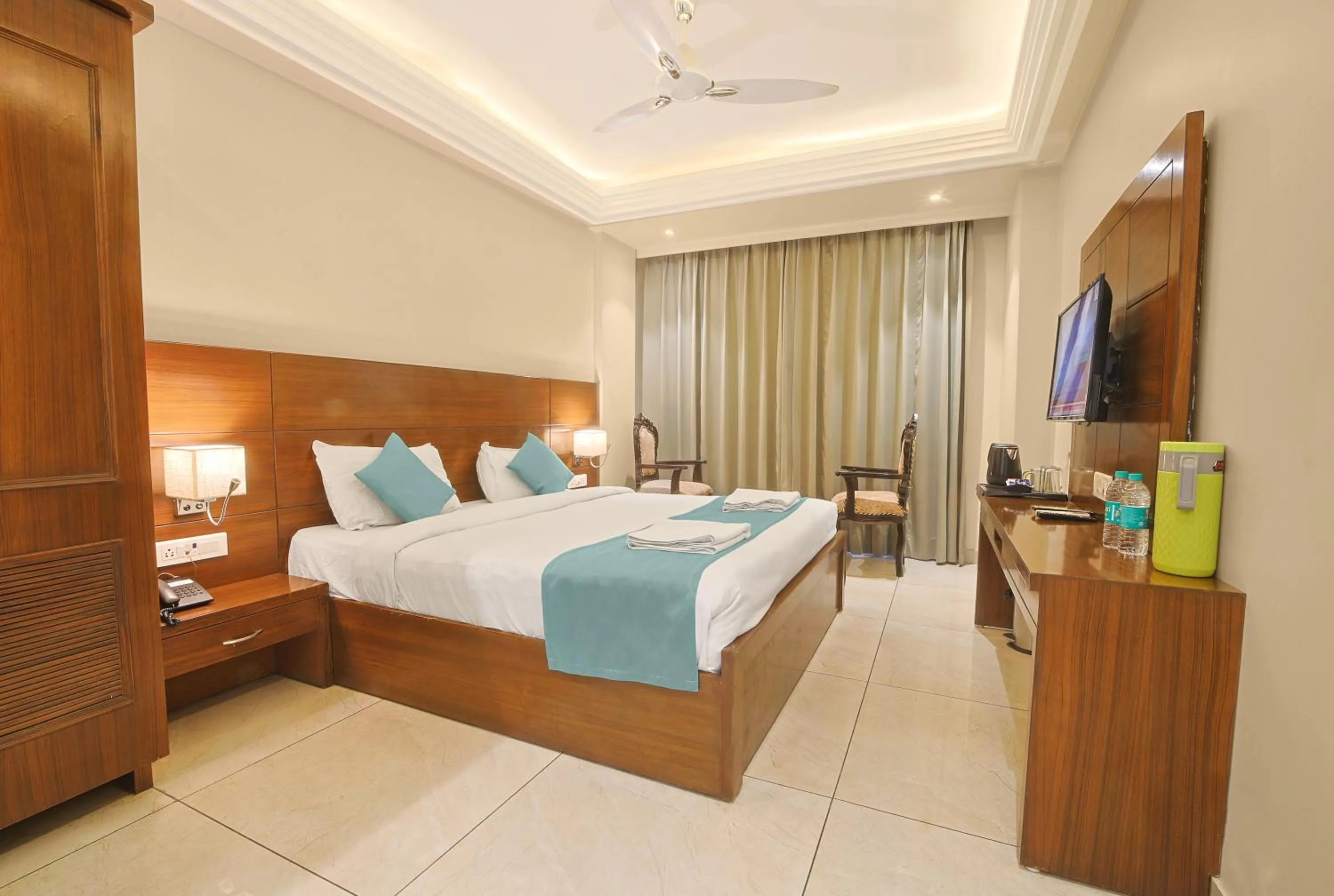 Bedroom, Bed in Hotel Green - Behind Parmarth Niketan