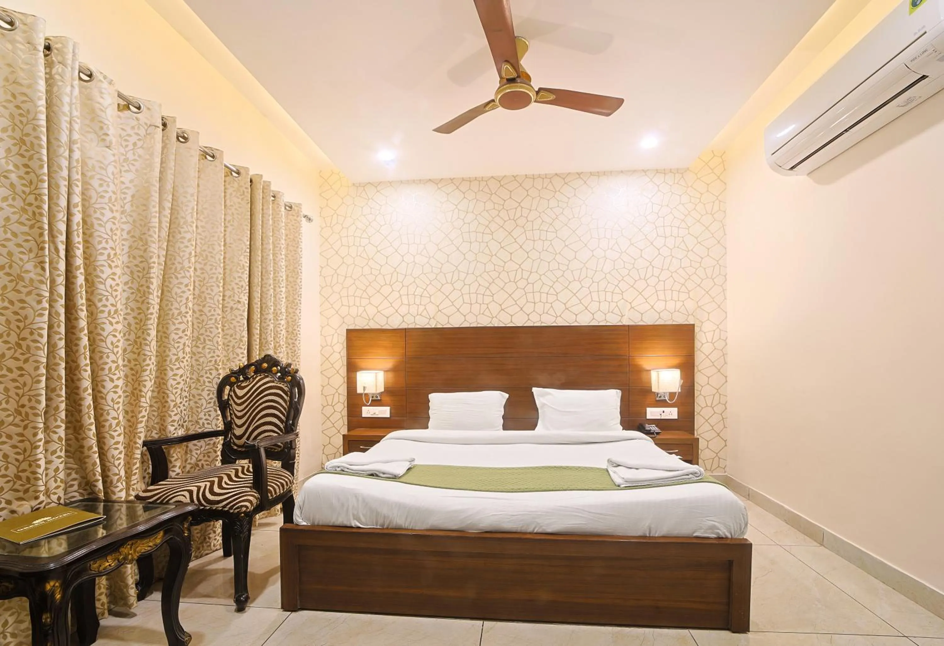 Bedroom, Bed in Hotel Green - Behind Parmarth Niketan
