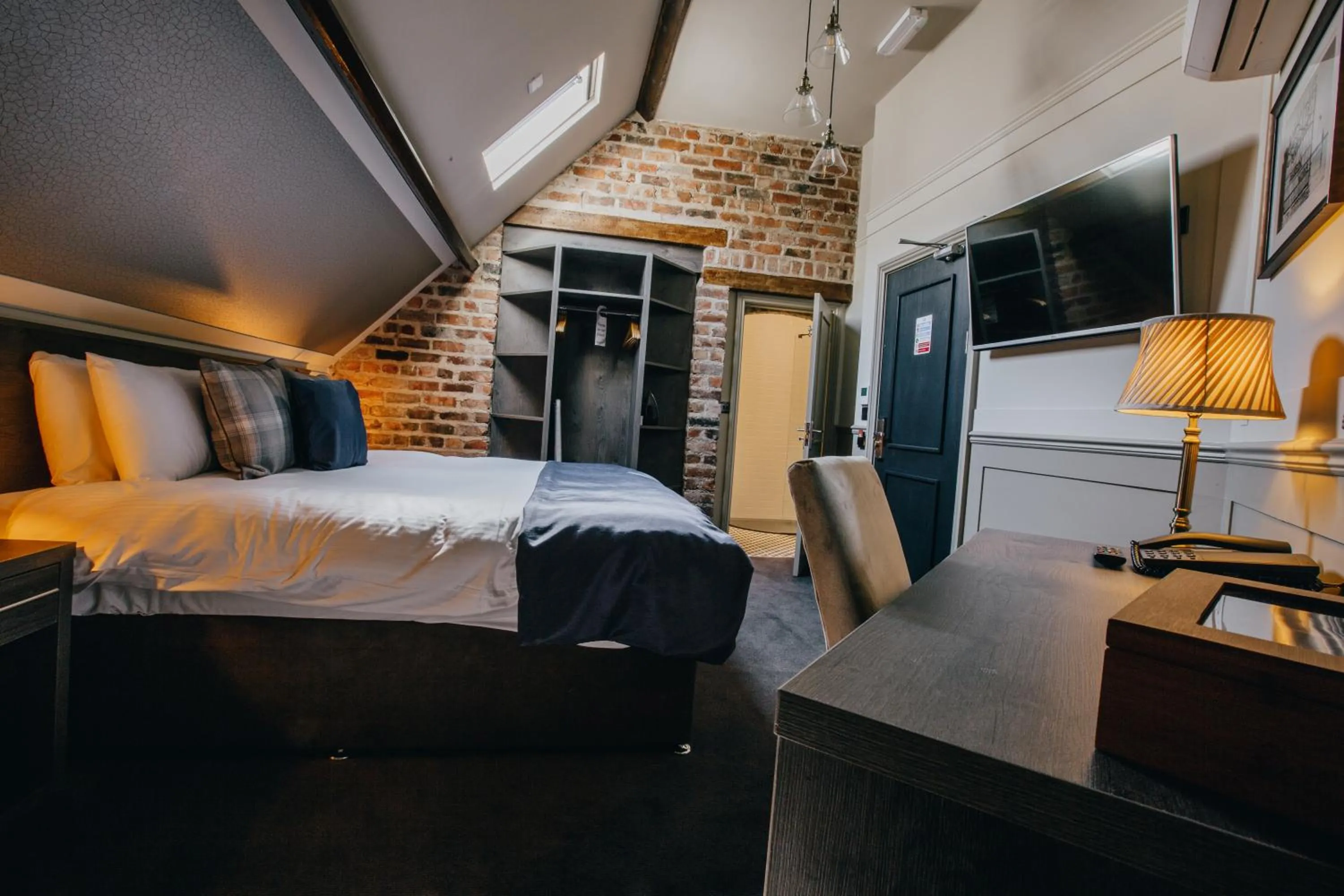 Bedroom, Bed in The Duke of Edinburgh Hotel & Bar