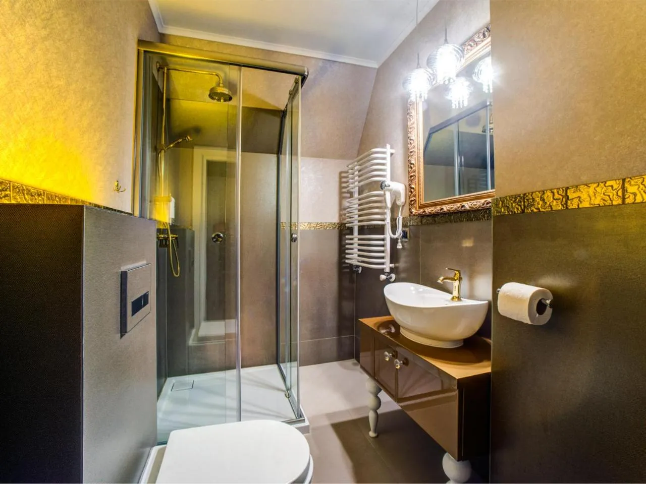 Shower in ROYAL PALACE Centrum Bankietowe