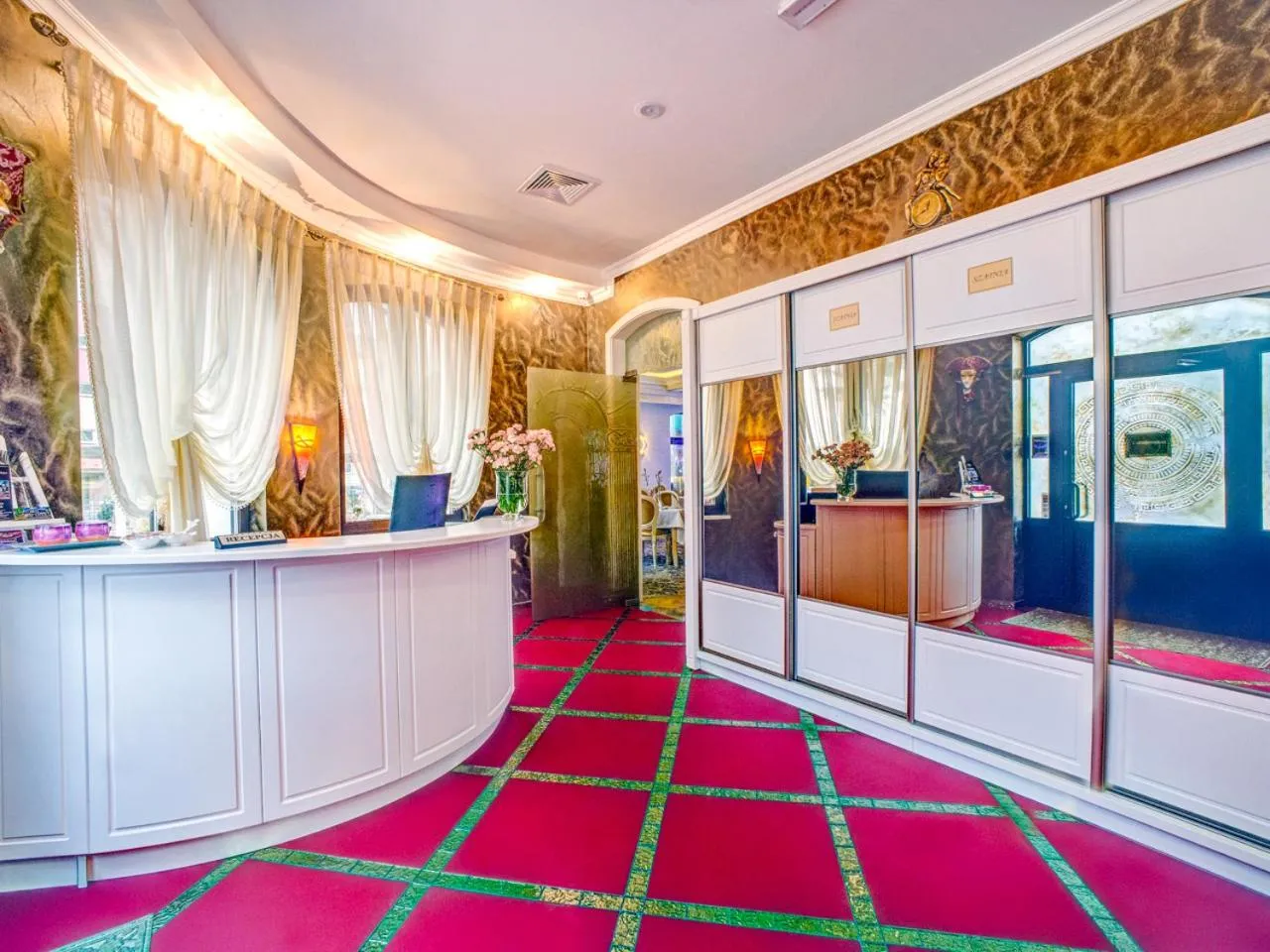 Staff in ROYAL PALACE Centrum Bankietowe